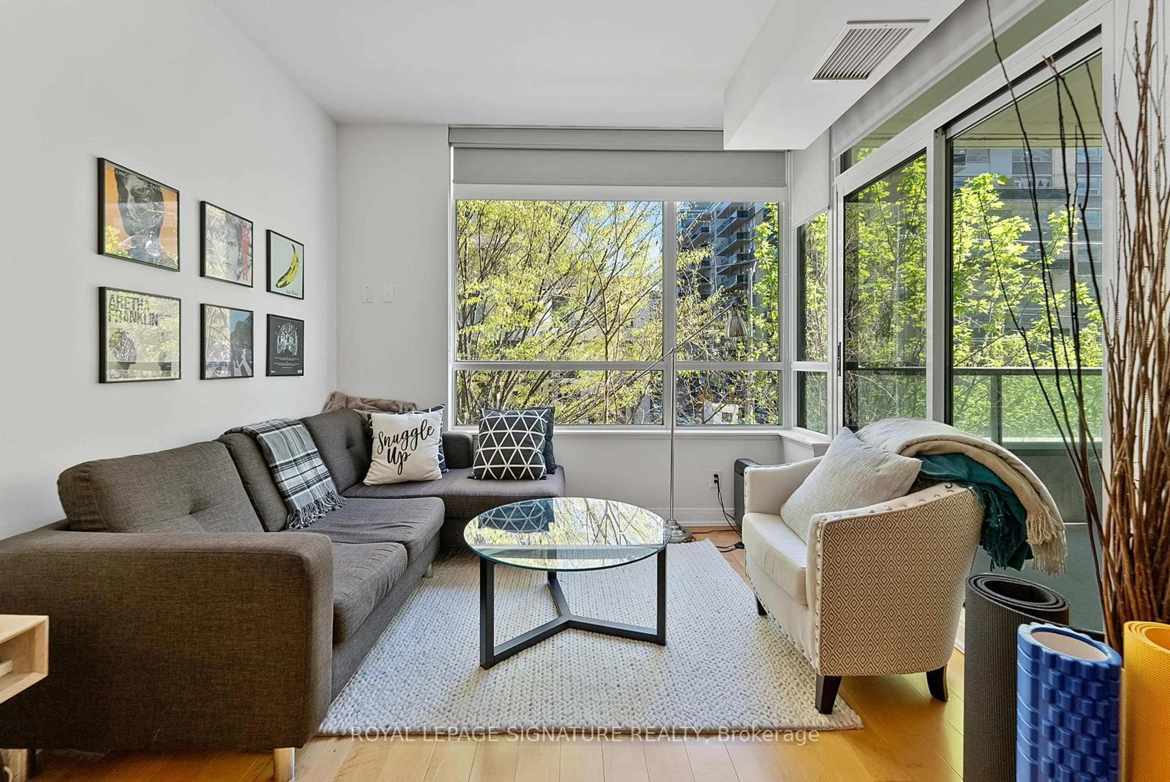 Living room with furniture, unknown for 88 Broadway Ave #213, Toronto Ontario M4P 0A5