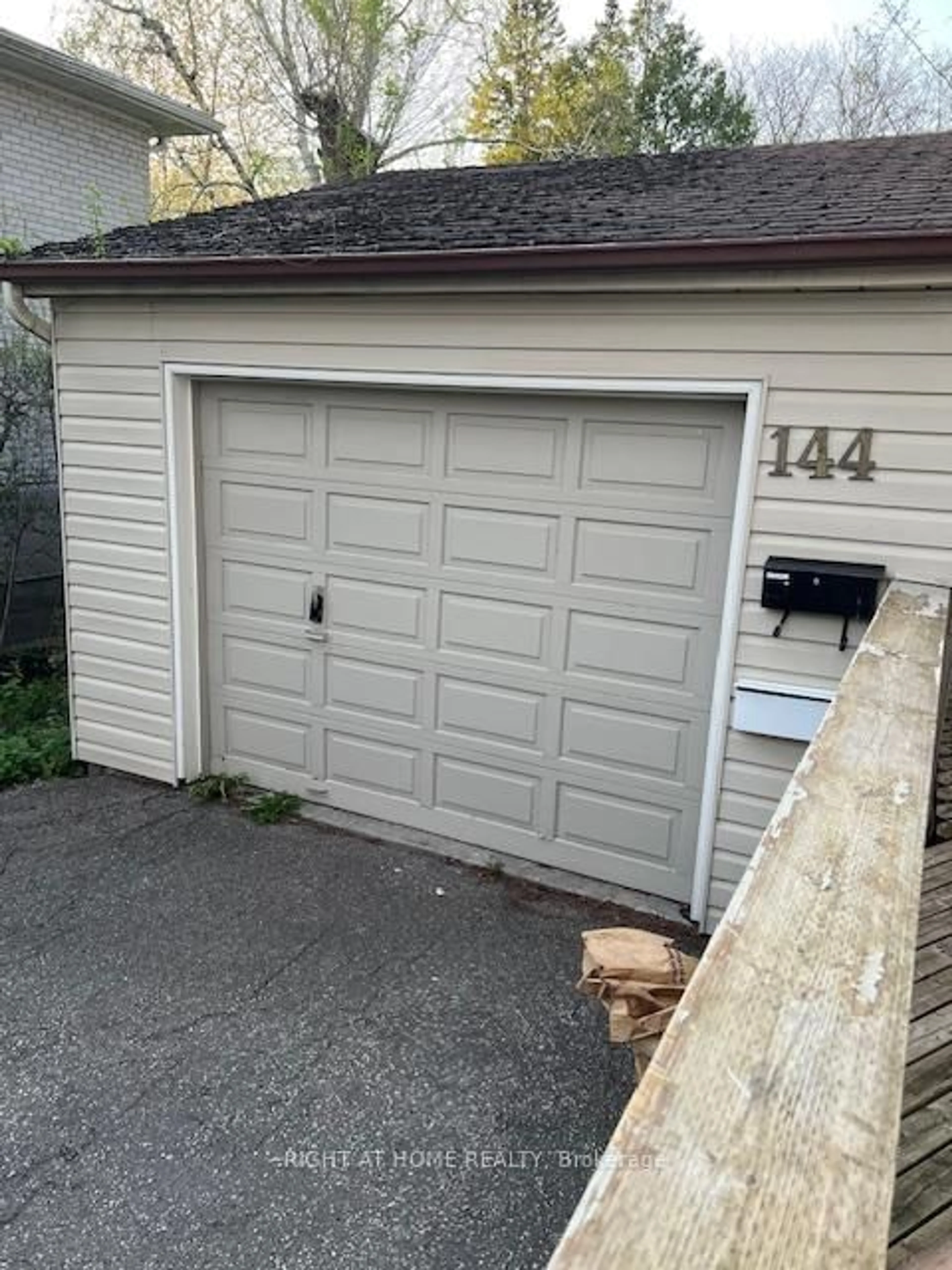 Indoor garage for 144 Wedgewood Dr, Toronto Ontario M2M 2H7