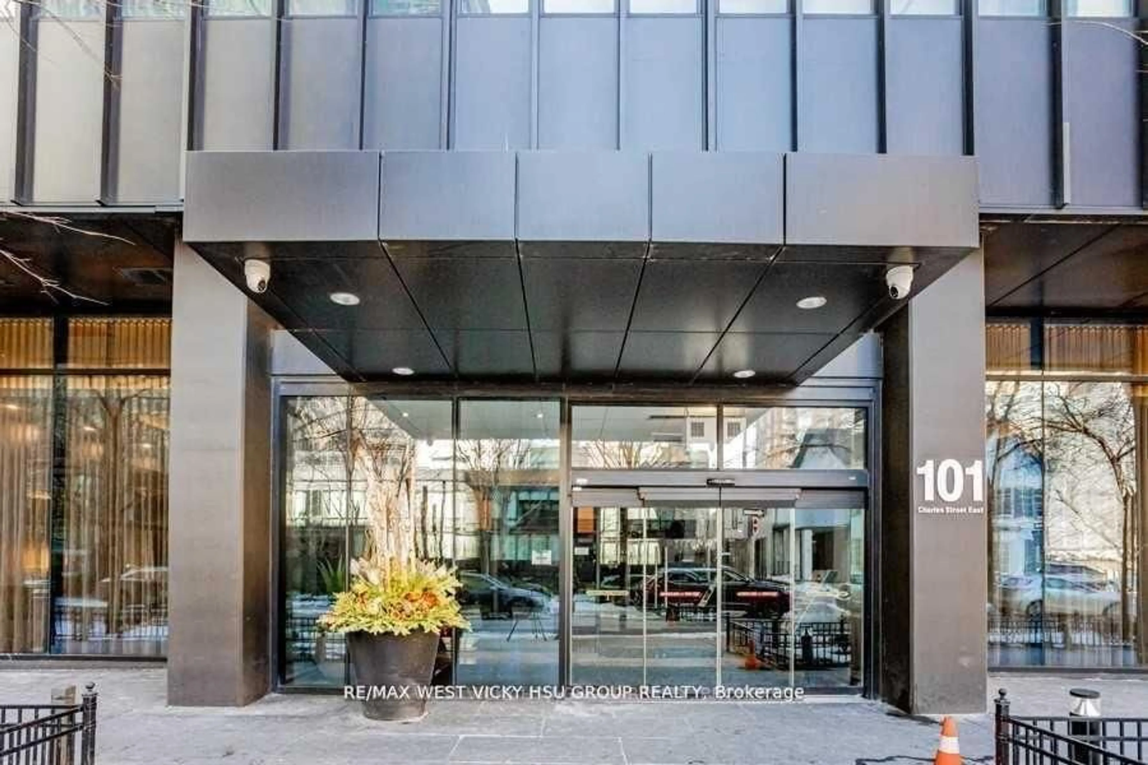 Indoor foyer for 101 Charles St #619, Toronto Ontario M4Y 1V2