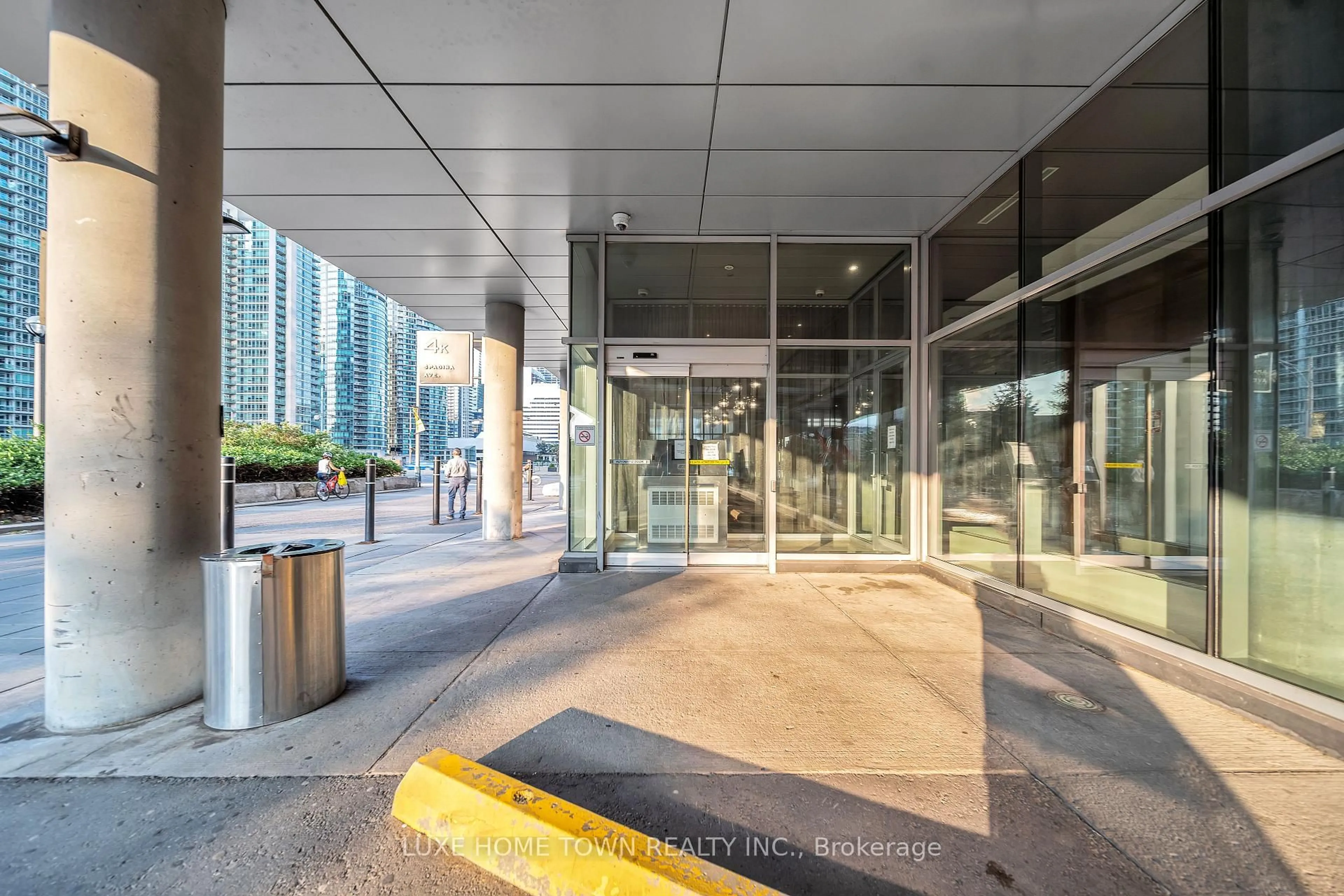 Indoor foyer for 4K Spadina Ave #711, Toronto Ontario M5V 3Y9