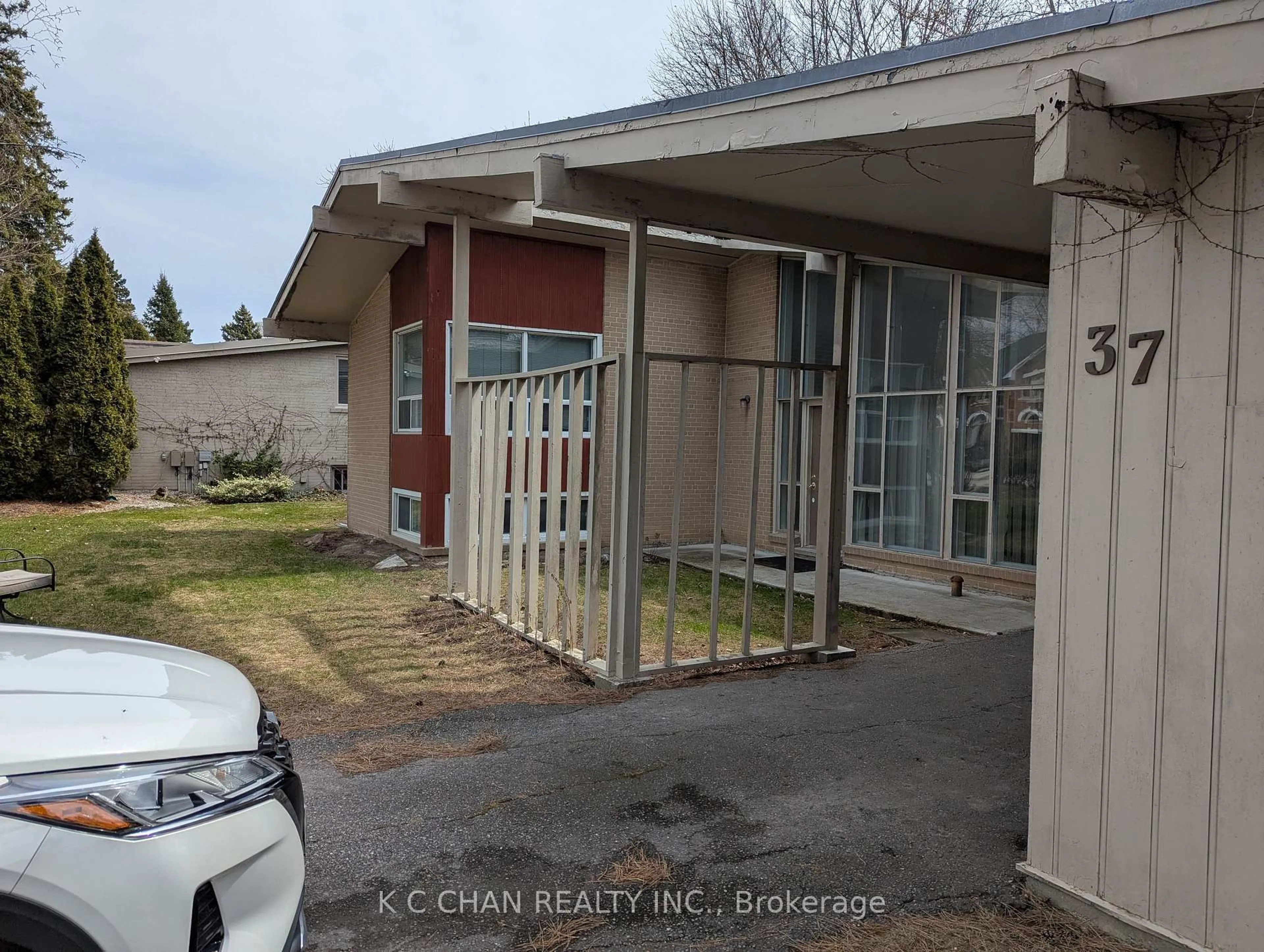 A pic from outside/outdoor area/front of a property/back of a property/a pic from drone, street for 37 Grangemill Cres, Toronto Ontario M3B 2J3