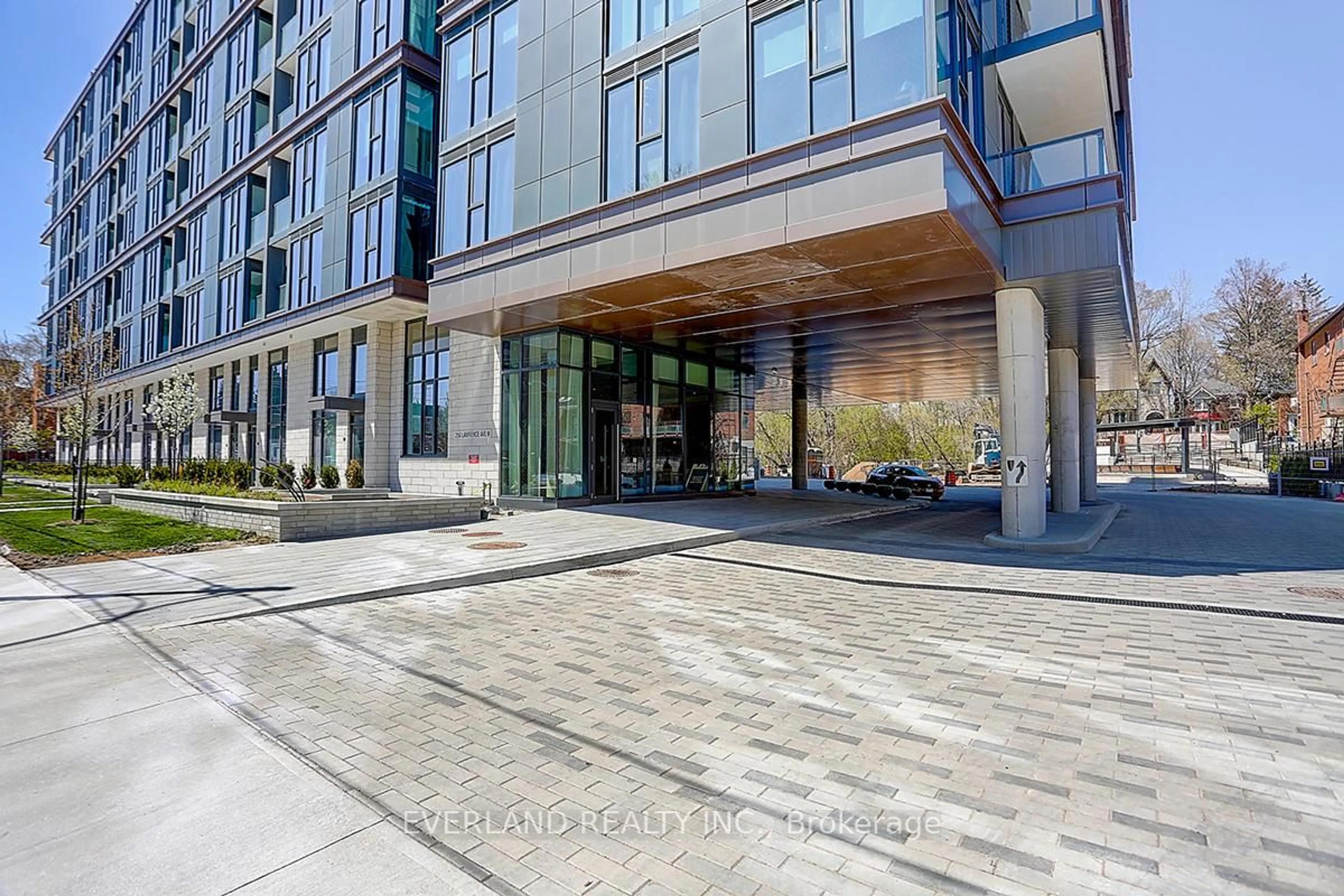 Indoor foyer for 250 Lawrence Ave #413, Toronto Ontario M5M 1B1