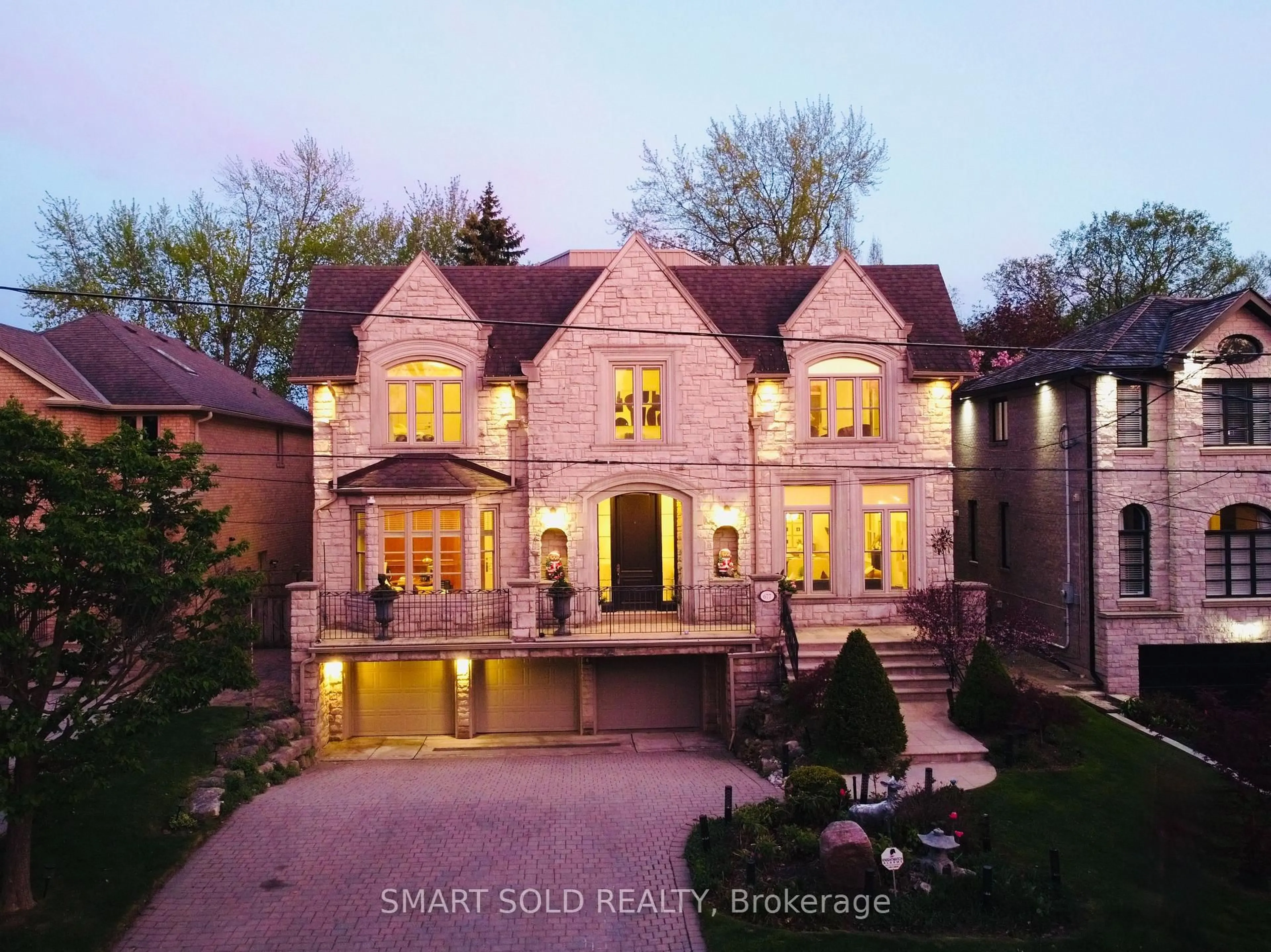 A pic from outside/outdoor area/front of a property/back of a property/a pic from drone, street for 677 Woburn Ave, Toronto Ontario M5M 1M2