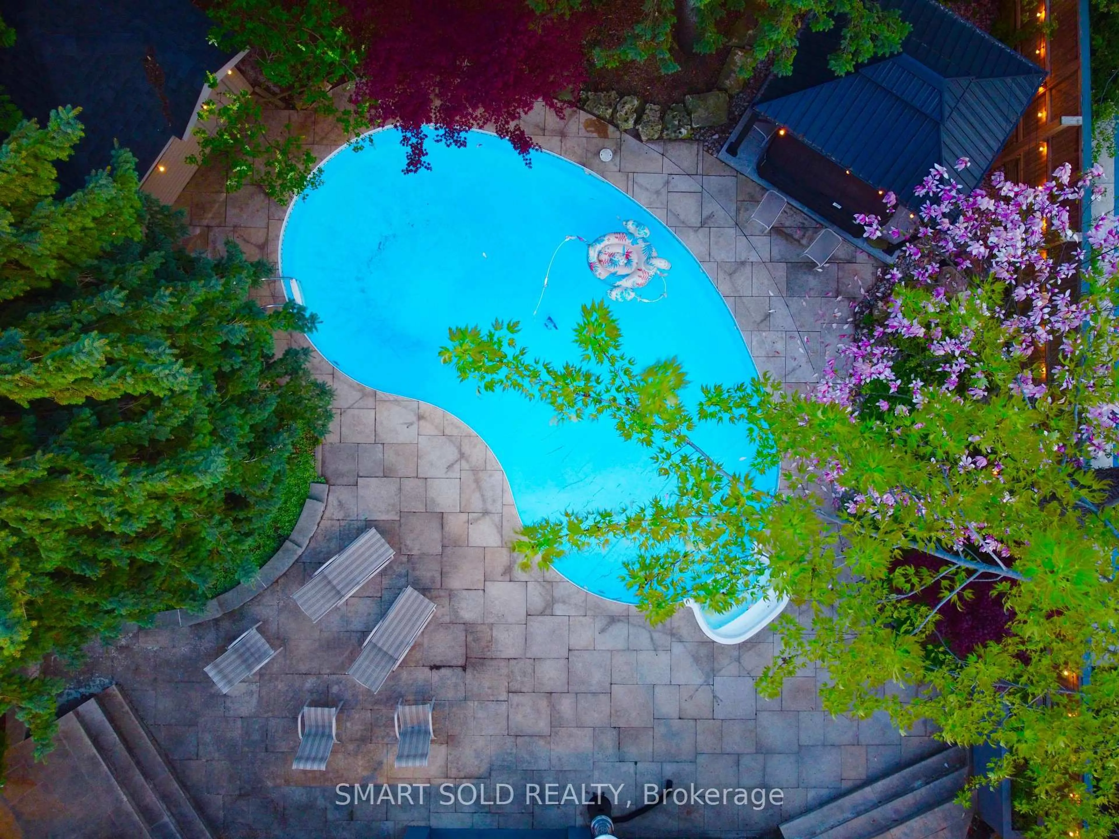 A pic from outside/outdoor area/front of a property/back of a property/a pic from drone, water/lake/river/ocean view for 677 Woburn Ave, Toronto Ontario M5M 1M2