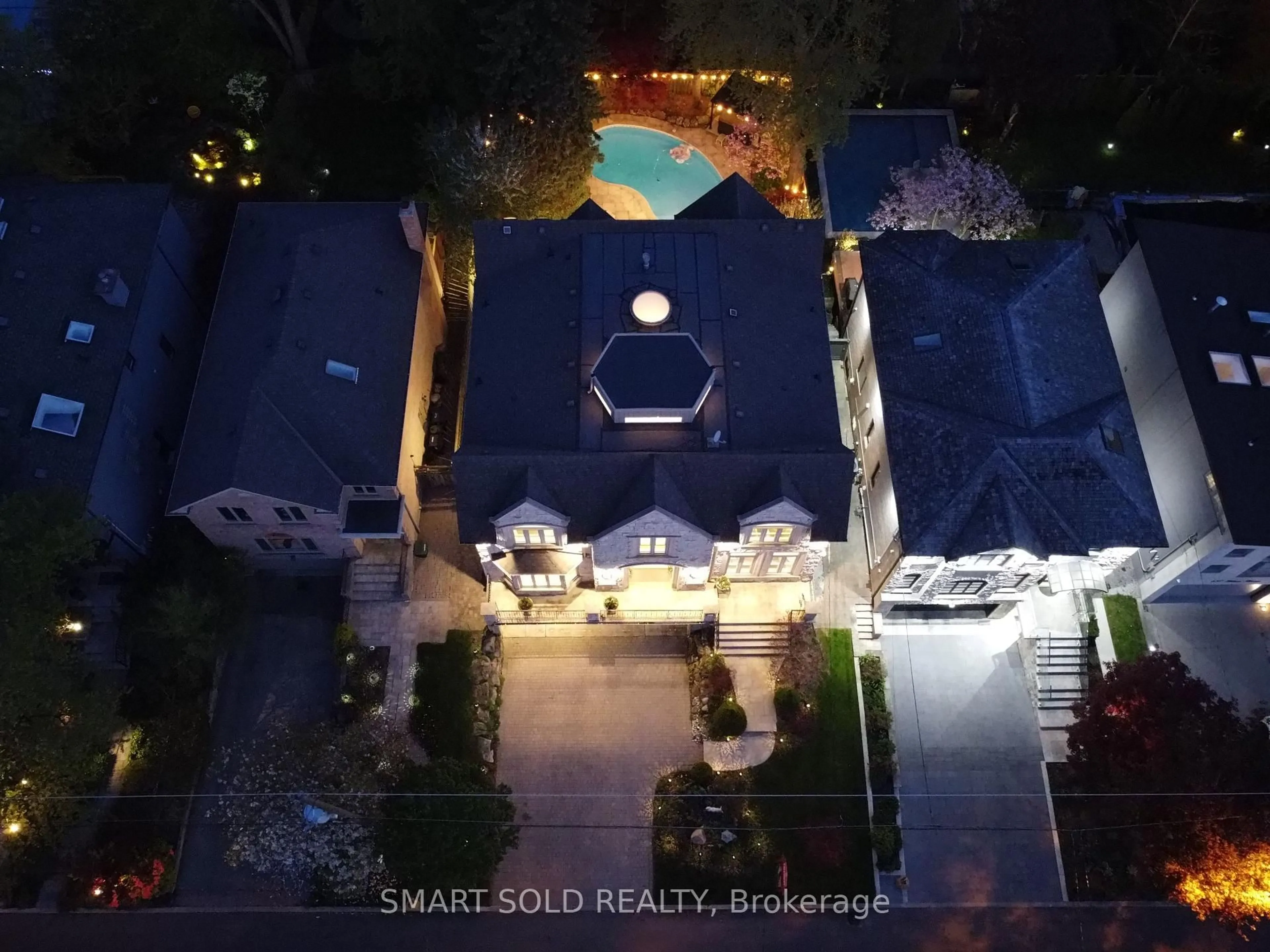 A pic from outside/outdoor area/front of a property/back of a property/a pic from drone, street for 677 Woburn Ave, Toronto Ontario M5M 1M2