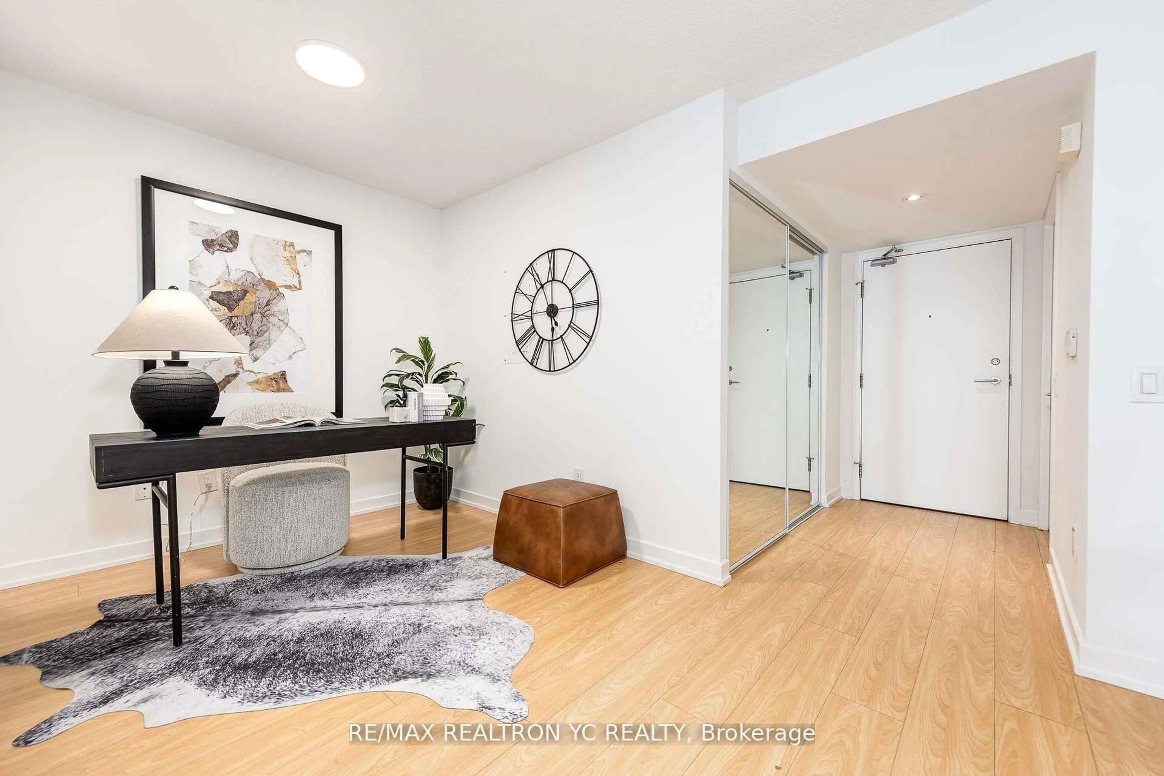 Indoor entryway for 121 Mcmahon Dr #710, Toronto Ontario M2K 0C1