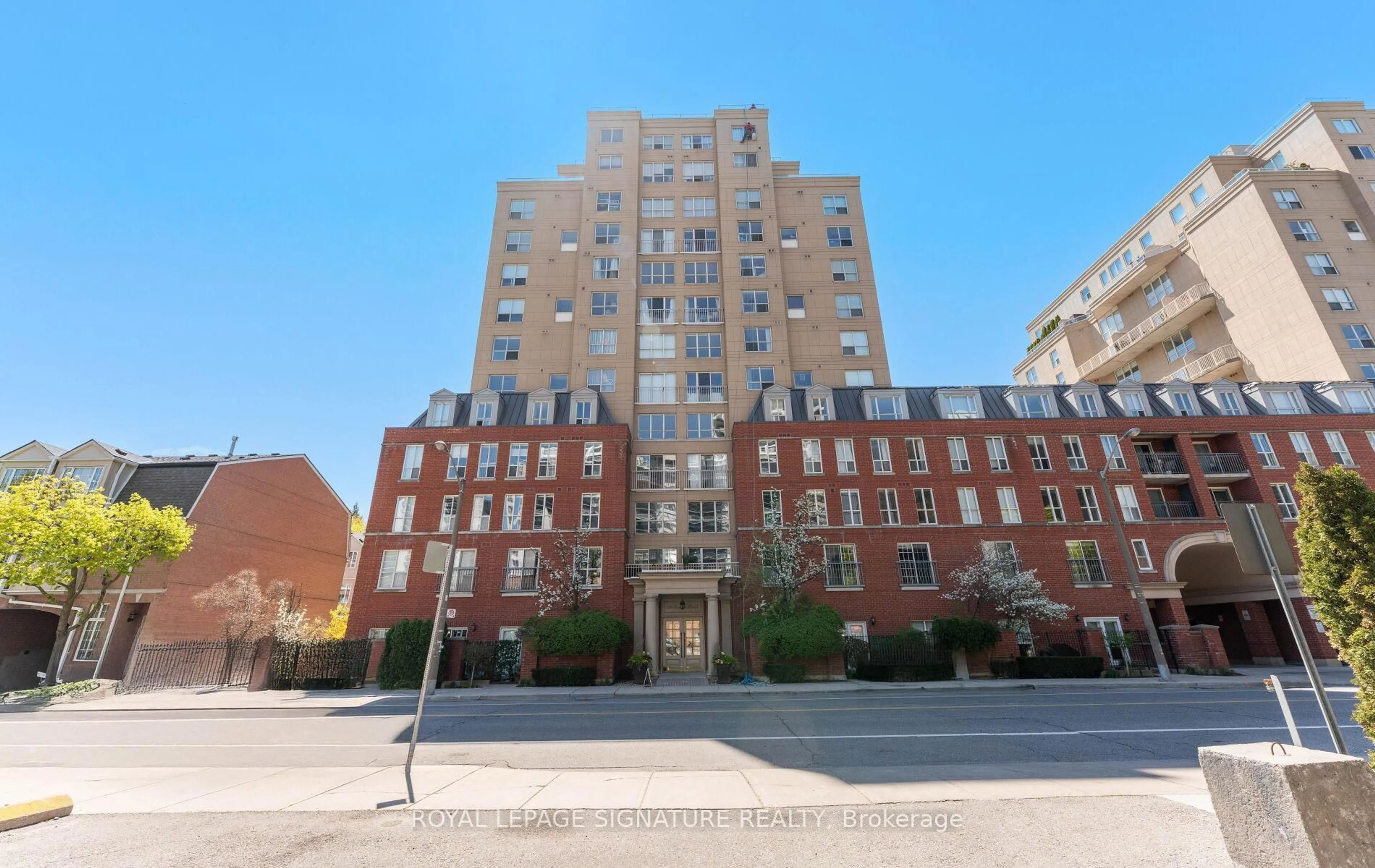 Patio, building for 139 Merton St #230, Toronto Ontario M4S 3G7