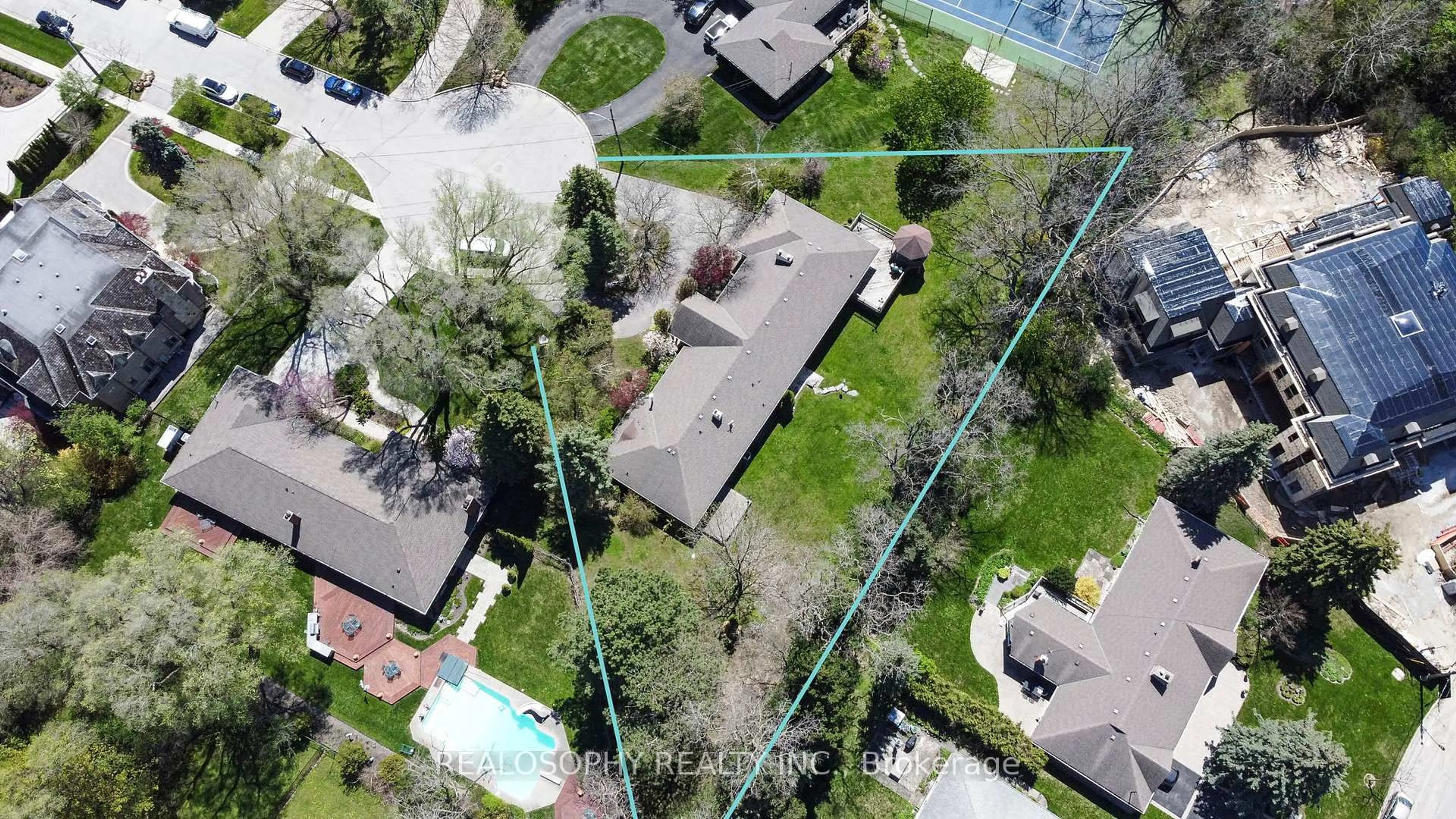 A pic from outside/outdoor area/front of a property/back of a property/a pic from drone, street for 7 Purling Pl, Toronto Ontario M3B 1V4