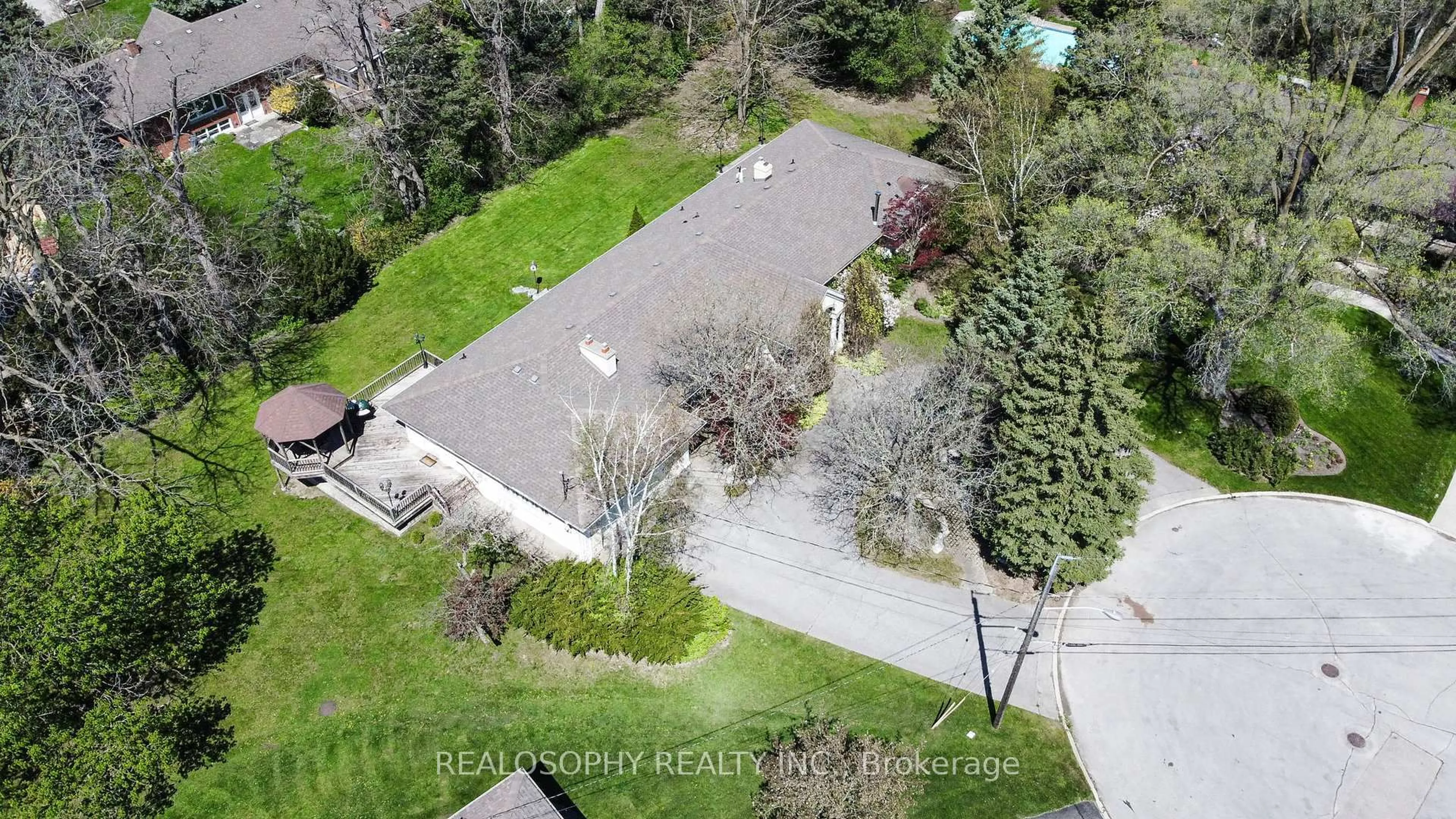 A pic from outside/outdoor area/front of a property/back of a property/a pic from drone, street for 7 Purling Pl, Toronto Ontario M3B 1V4