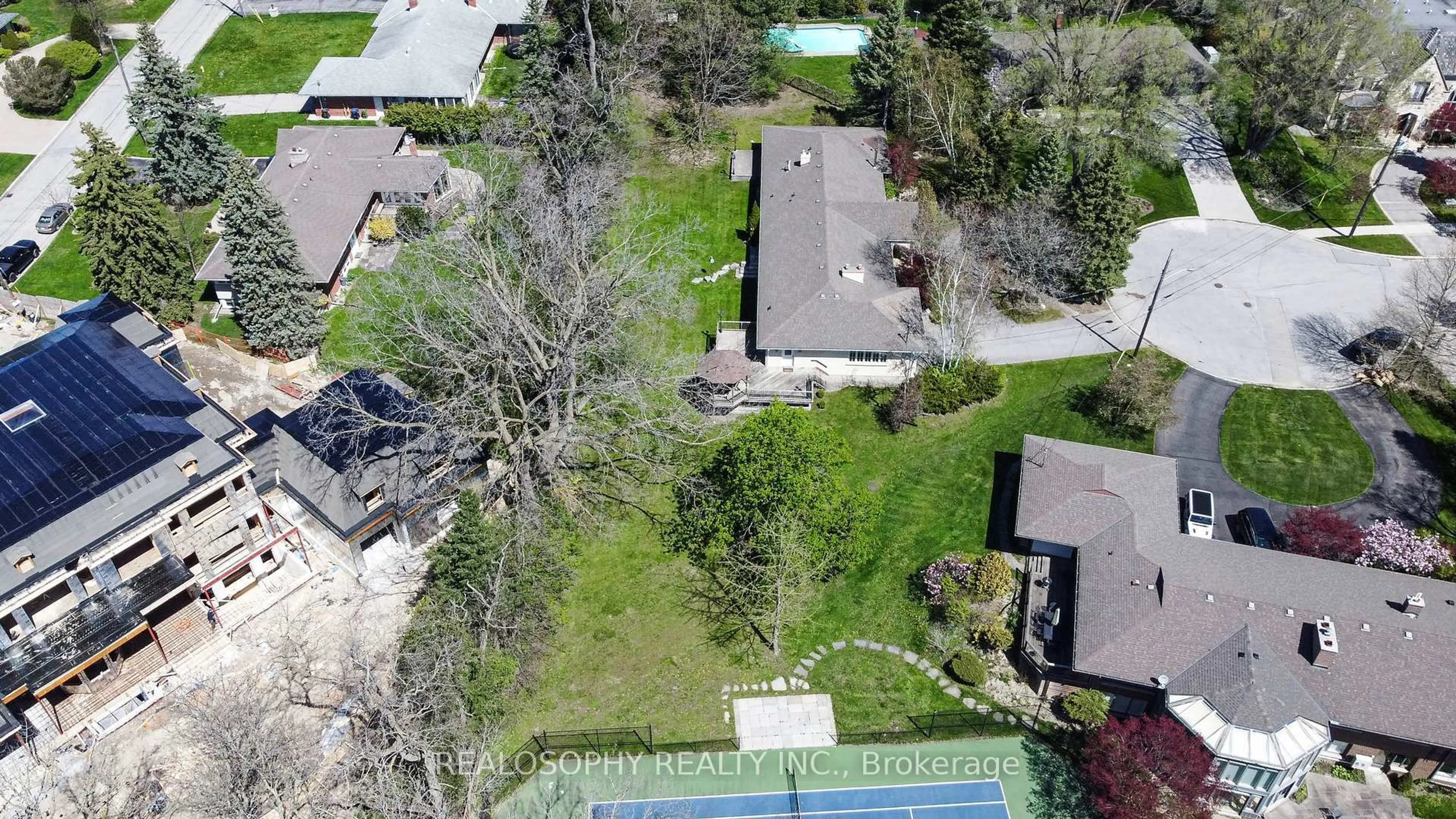 A pic from outside/outdoor area/front of a property/back of a property/a pic from drone, street for 7 Purling Pl, Toronto Ontario M3B 1V4
