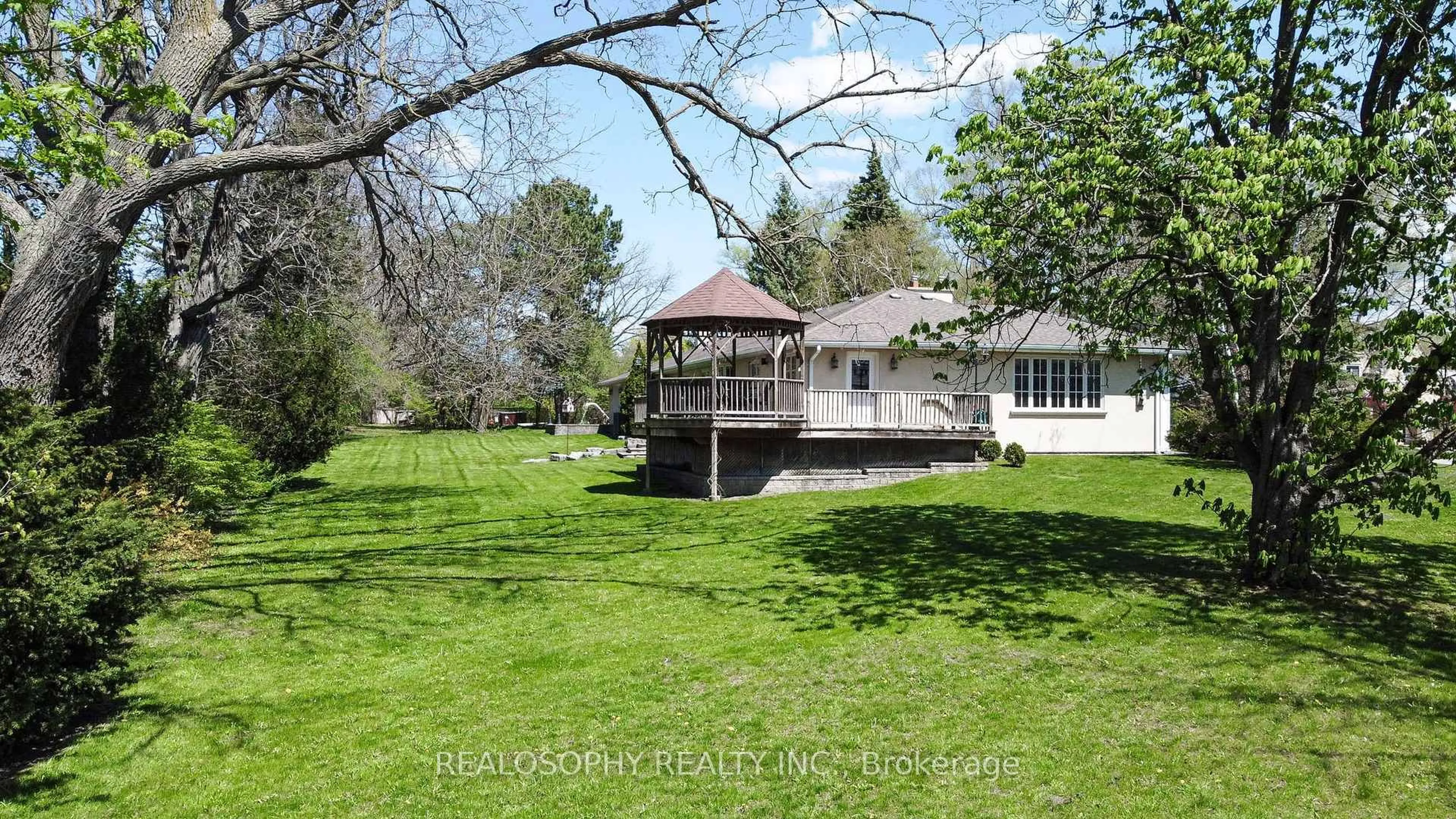 A pic from outside/outdoor area/front of a property/back of a property/a pic from drone, water/lake/river/ocean view for 7 Purling Pl, Toronto Ontario M3B 1V4