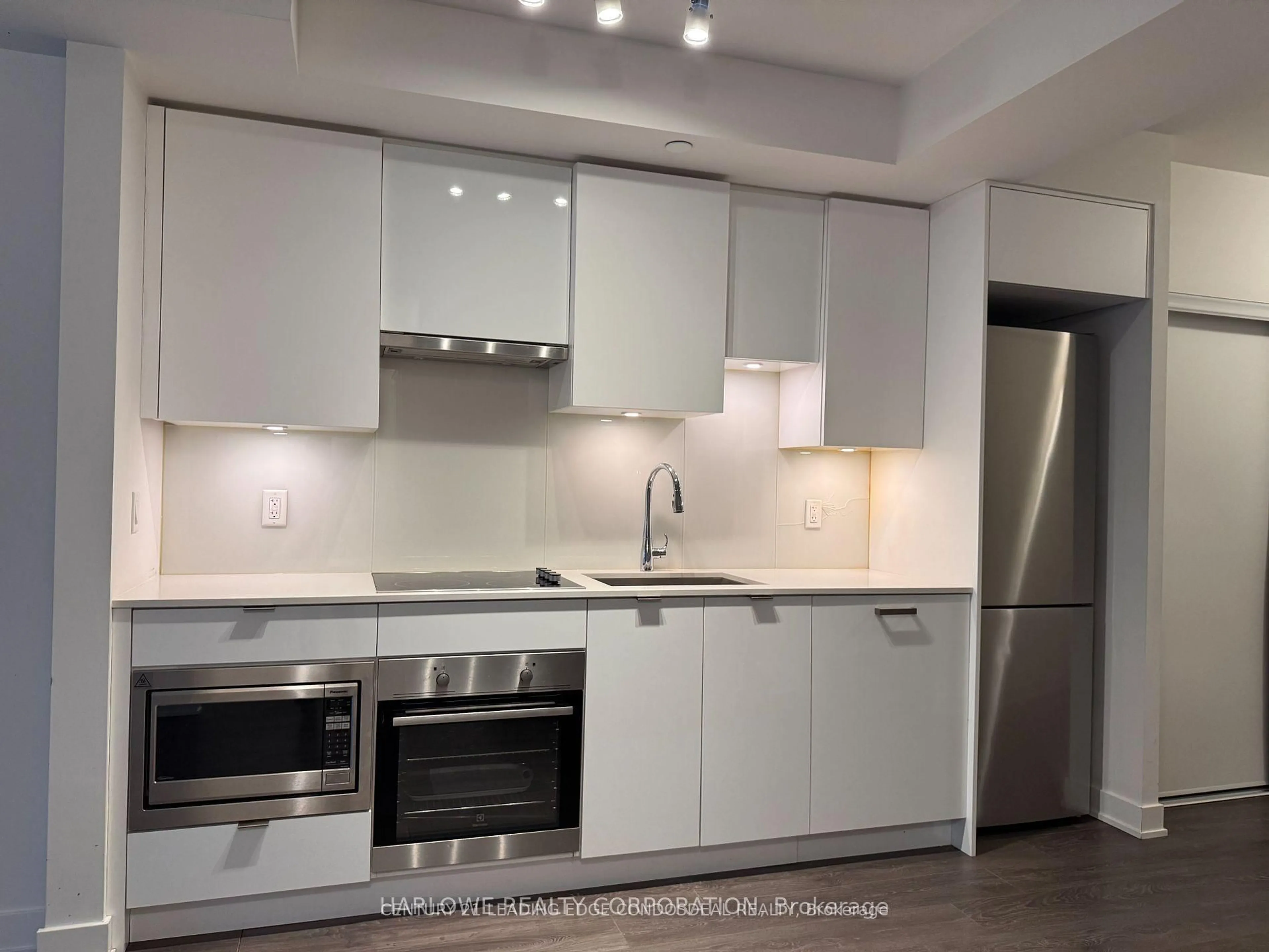 Standard kitchen, unknown for 99 Broadway Ave #1605, Toronto Ontario M4P 0E3