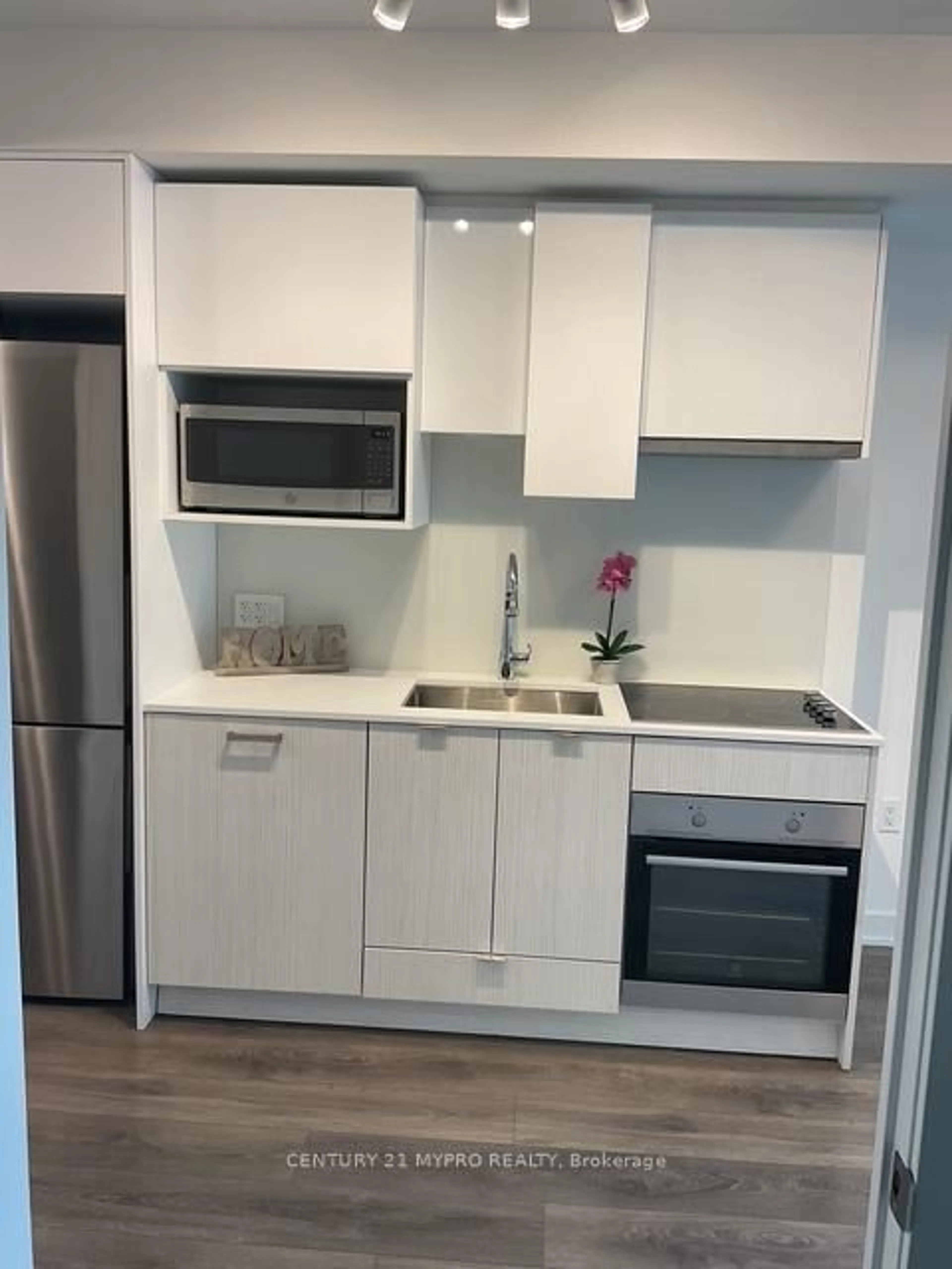 Standard kitchen, wood/laminate floor for 195 Redpath Ave #1713, Toronto Ontario M4P 0E4
