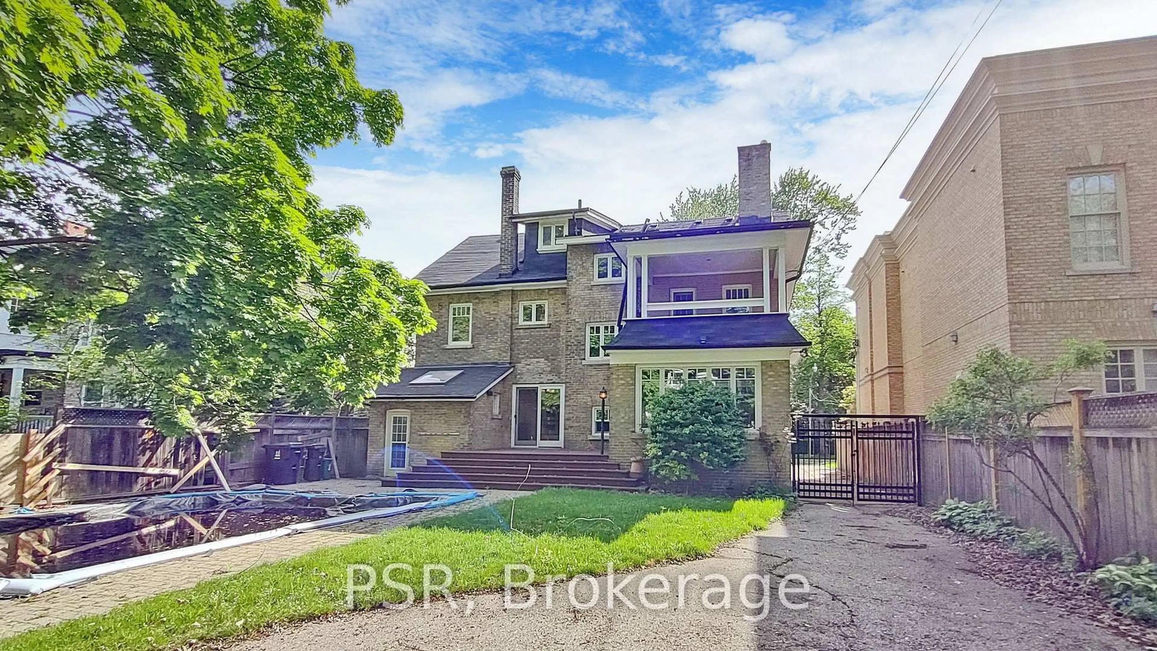 A pic from outside/outdoor area/front of a property/back of a property/a pic from drone, street for 28 Dunvegan Rd, Toronto Ontario M4V 2P6