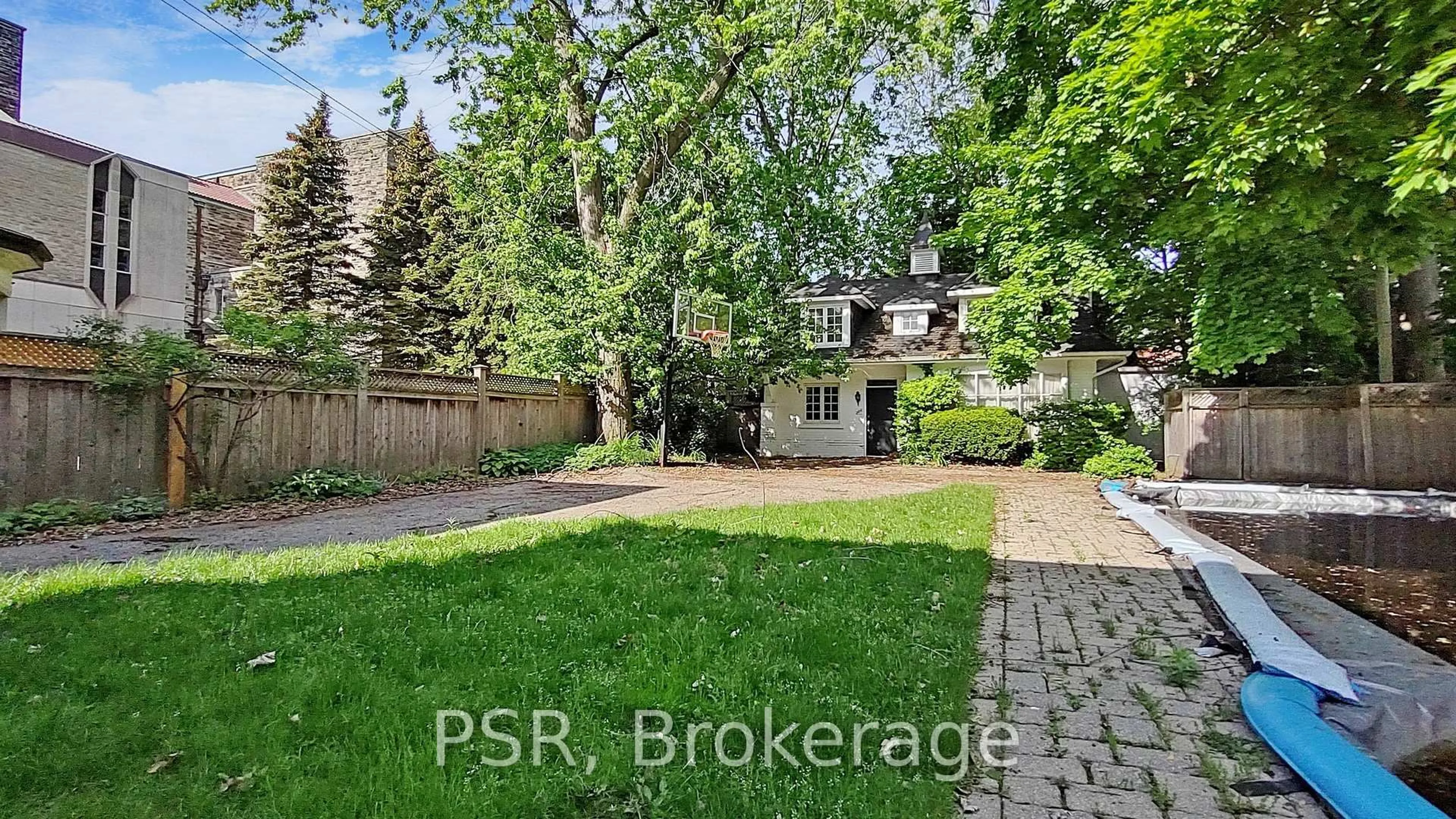 A pic from outside/outdoor area/front of a property/back of a property/a pic from drone, street for 28 Dunvegan Rd, Toronto Ontario M4V 2P6