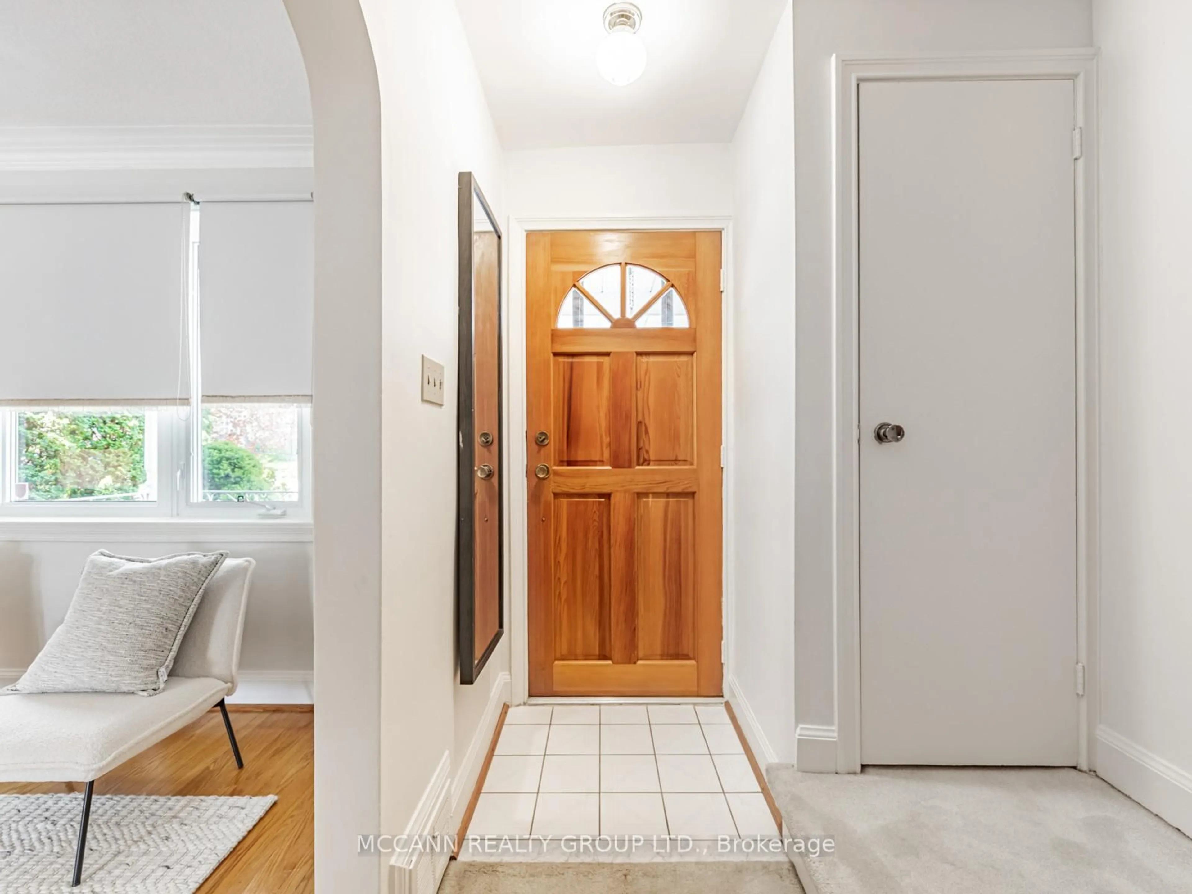 Indoor entryway for 407 Roselawn Ave, Toronto Ontario M5N 1J9