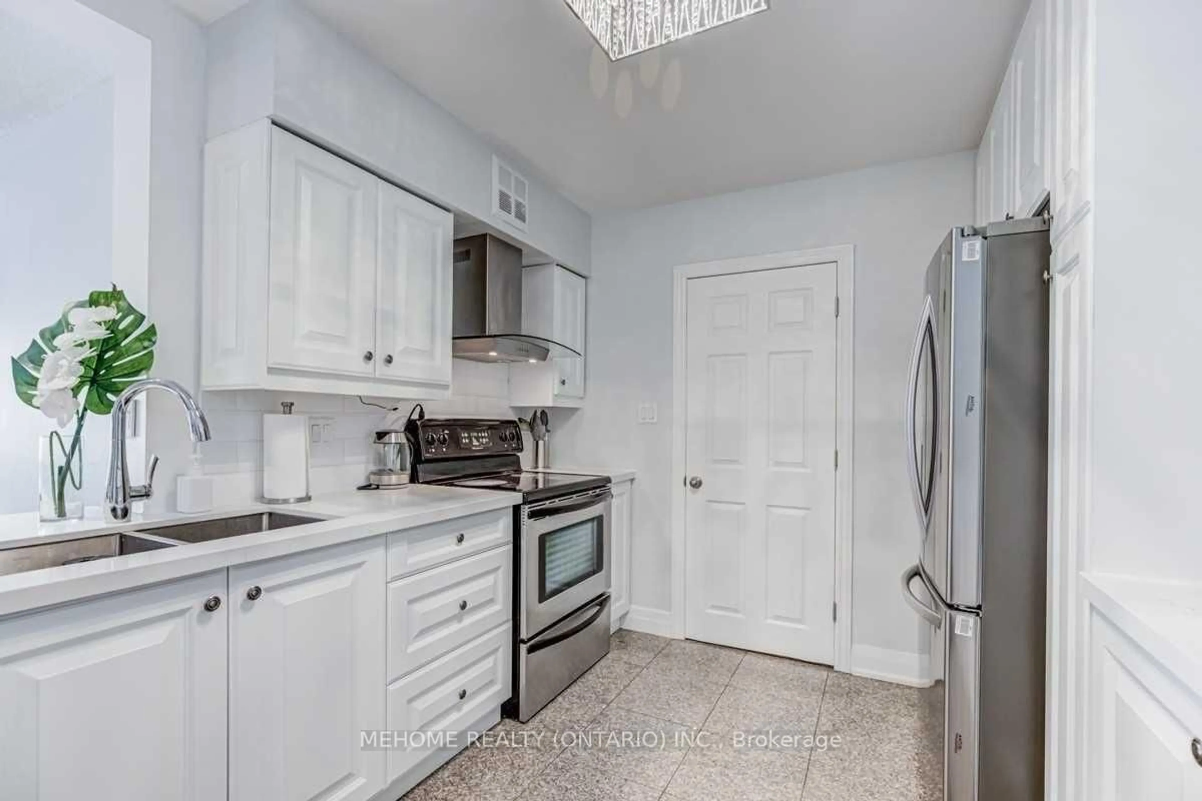Standard kitchen, ceramic/tile floor for 30 Greenfield Ave #707, Toronto Ontario M2N 6N3