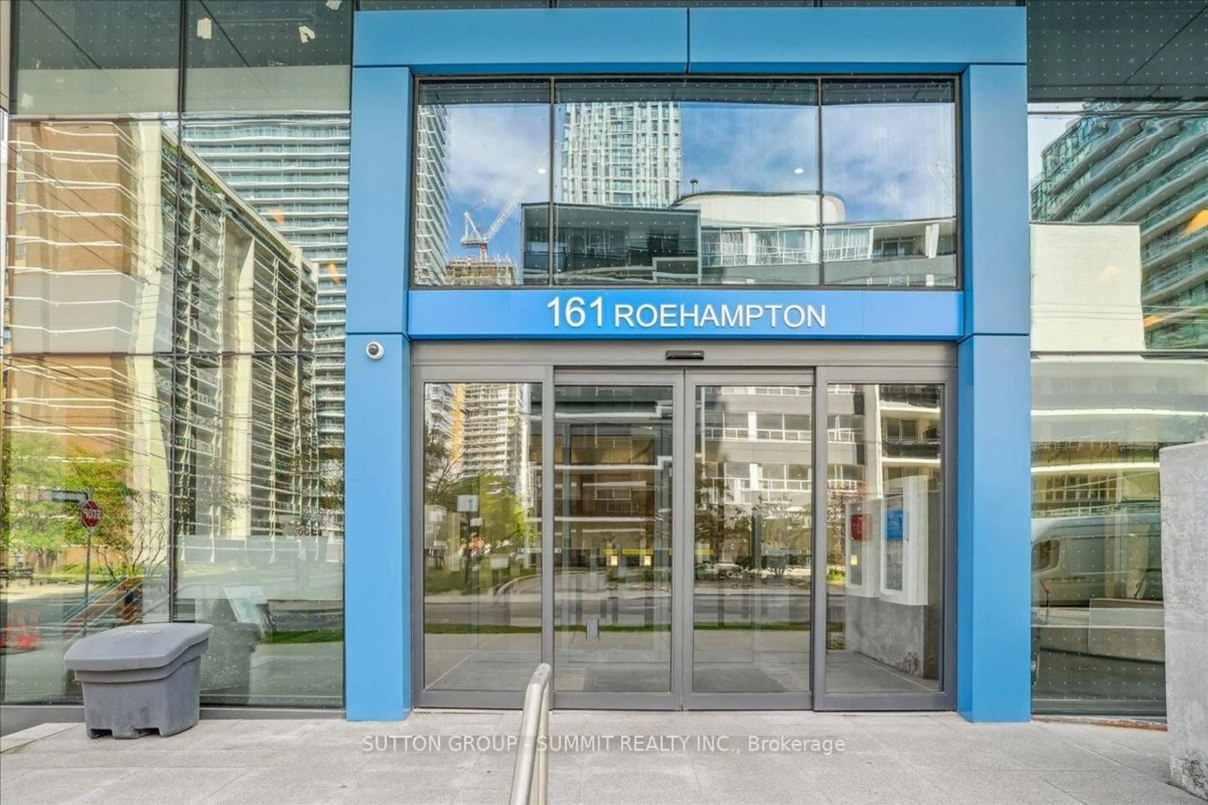Indoor foyer for 161 Roehampton Ave #1010, Toronto Ontario M4P 1P9
