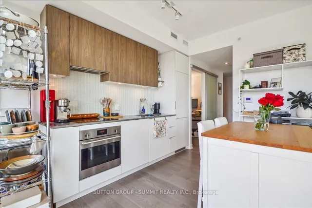 Additional property image - 161 Roehampton Ave Unit 1010
