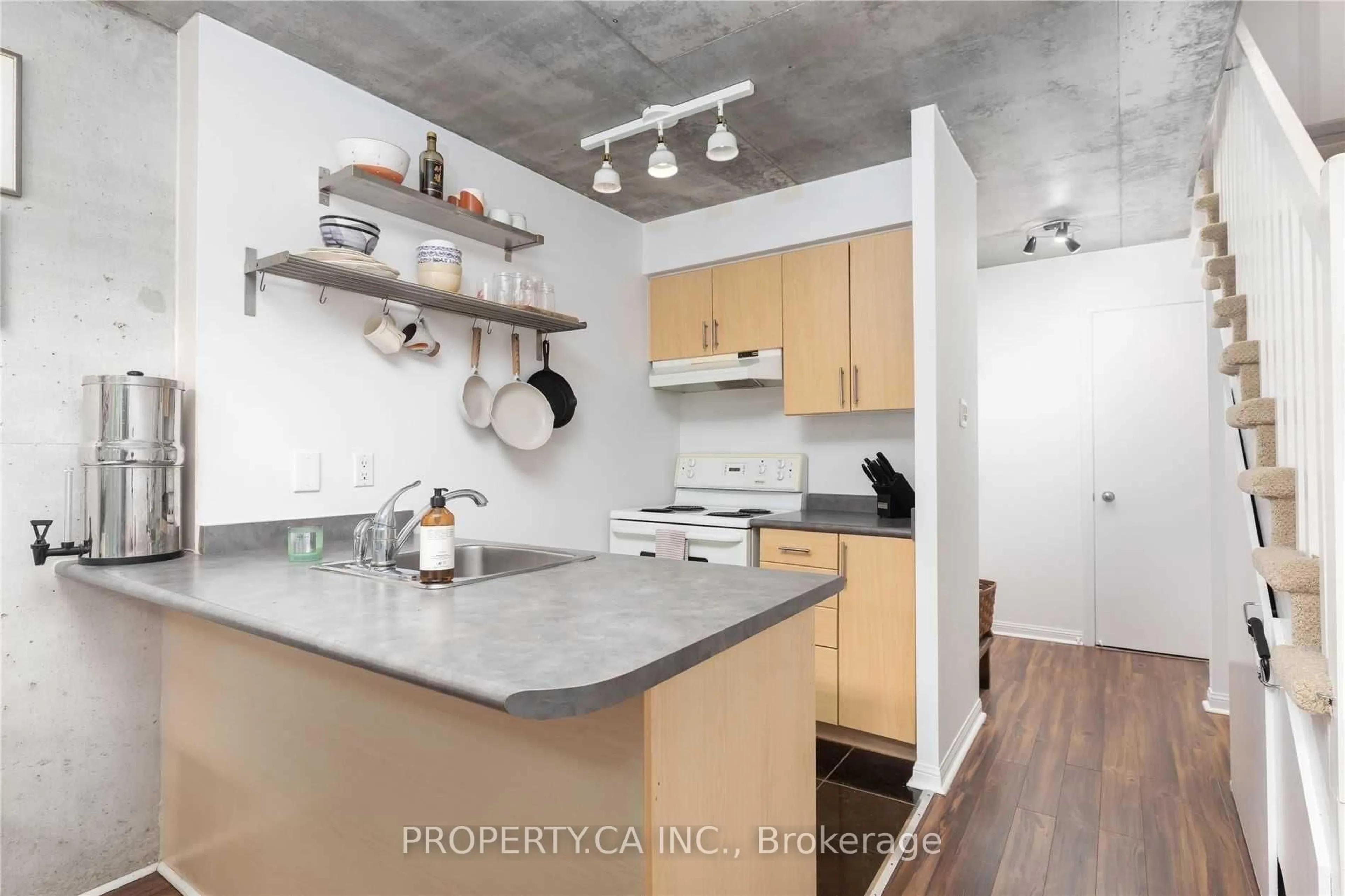 Standard kitchen, unknown for 954 King St #302, Toronto Ontario M6K 3L9