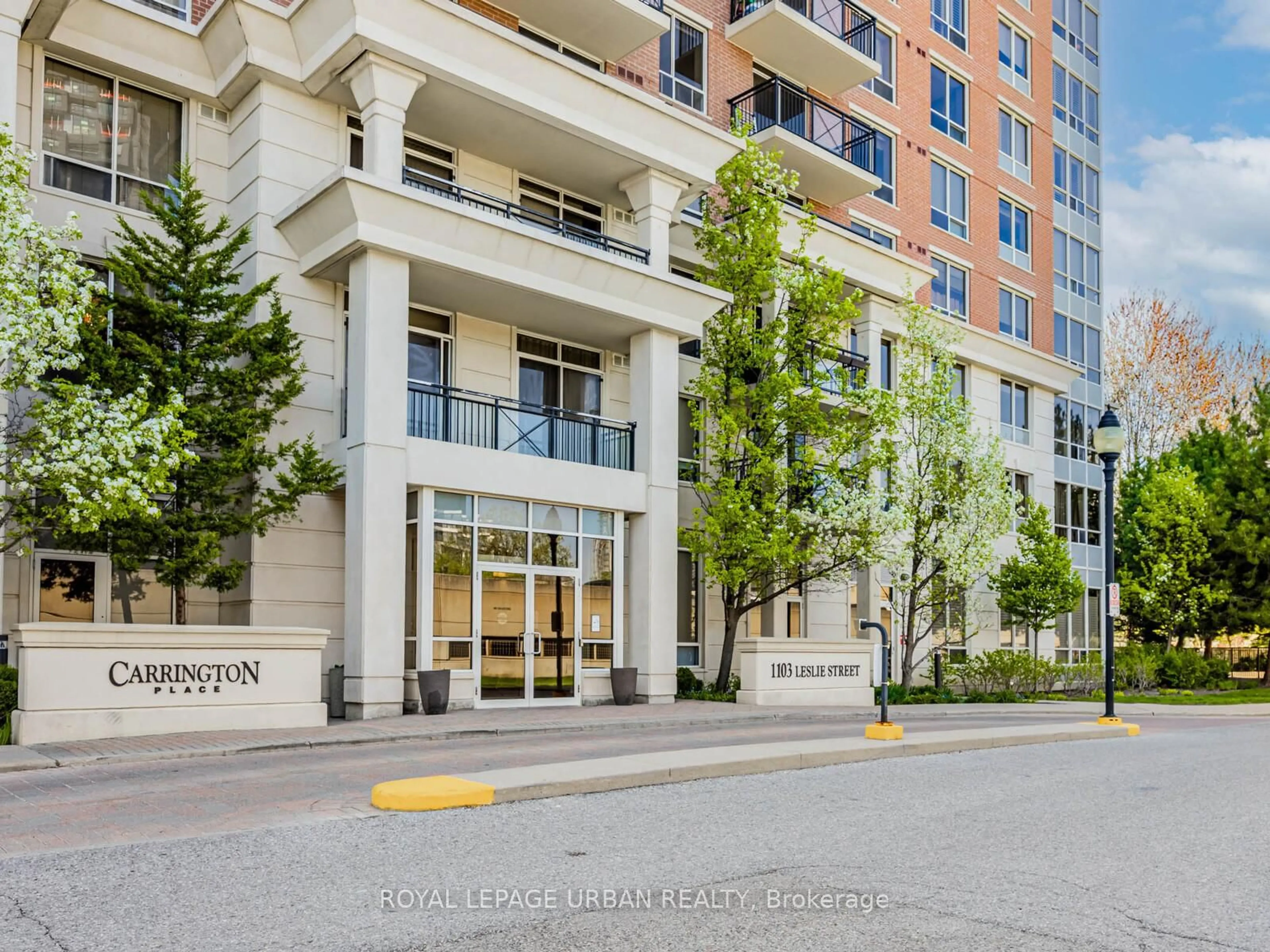 Indoor foyer for 1103 Leslie St #202, Toronto Ontario M3C 4G8