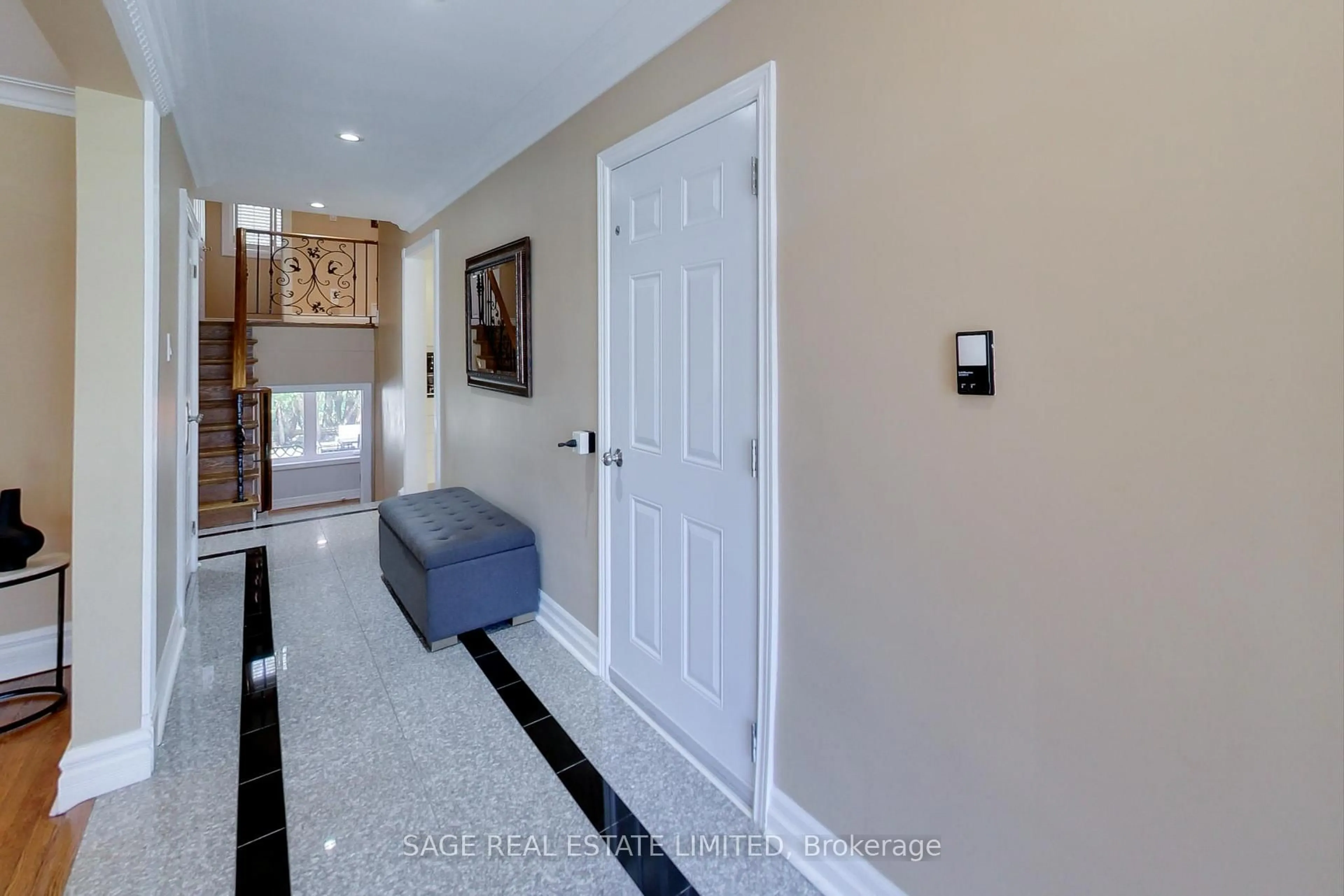 Indoor entryway for 108 Madawaska Ave, Toronto Ontario M2M 2R4