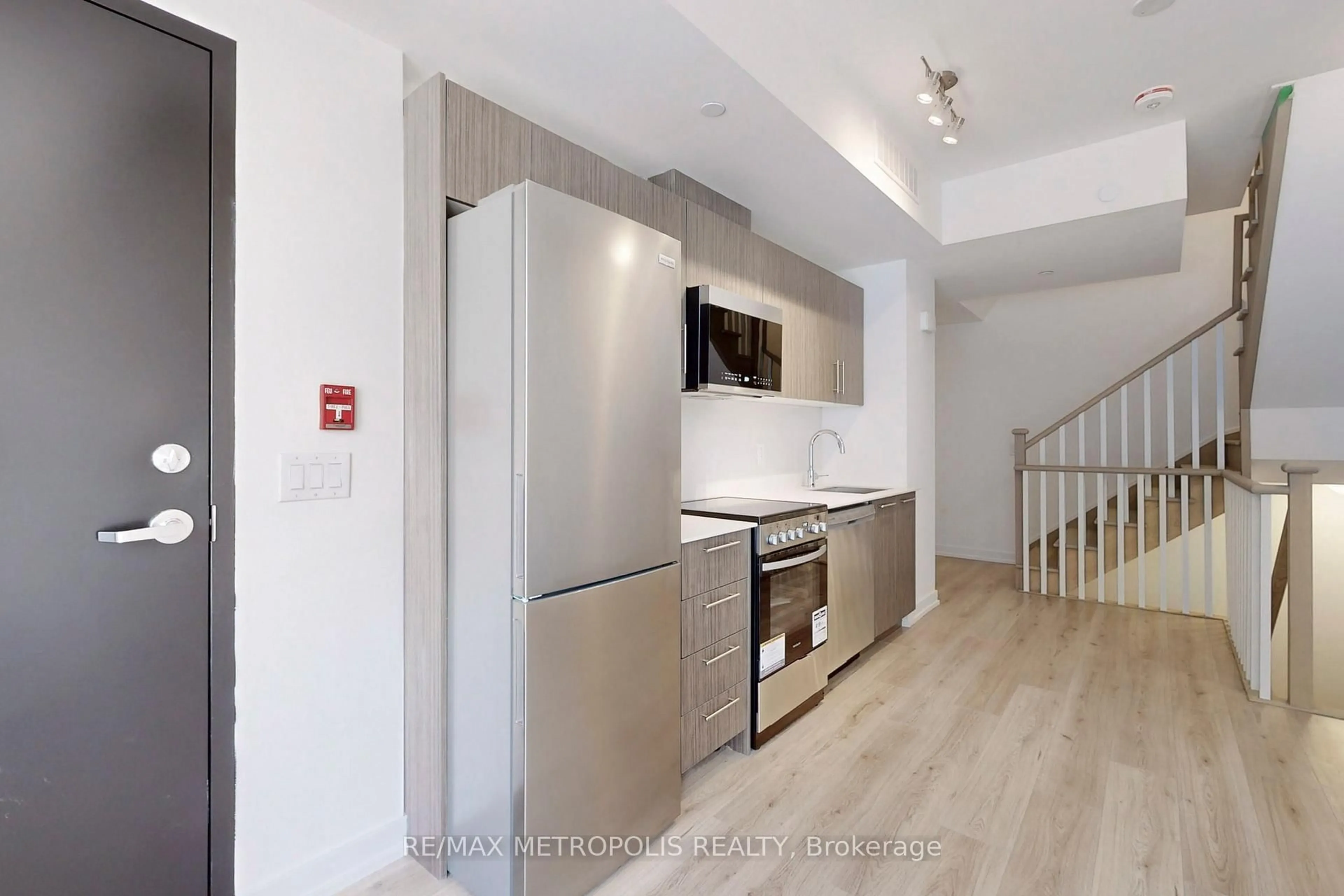 Standard kitchen, unknown for 871 Sheppard Ave #42, Toronto Ontario M3H 0E8