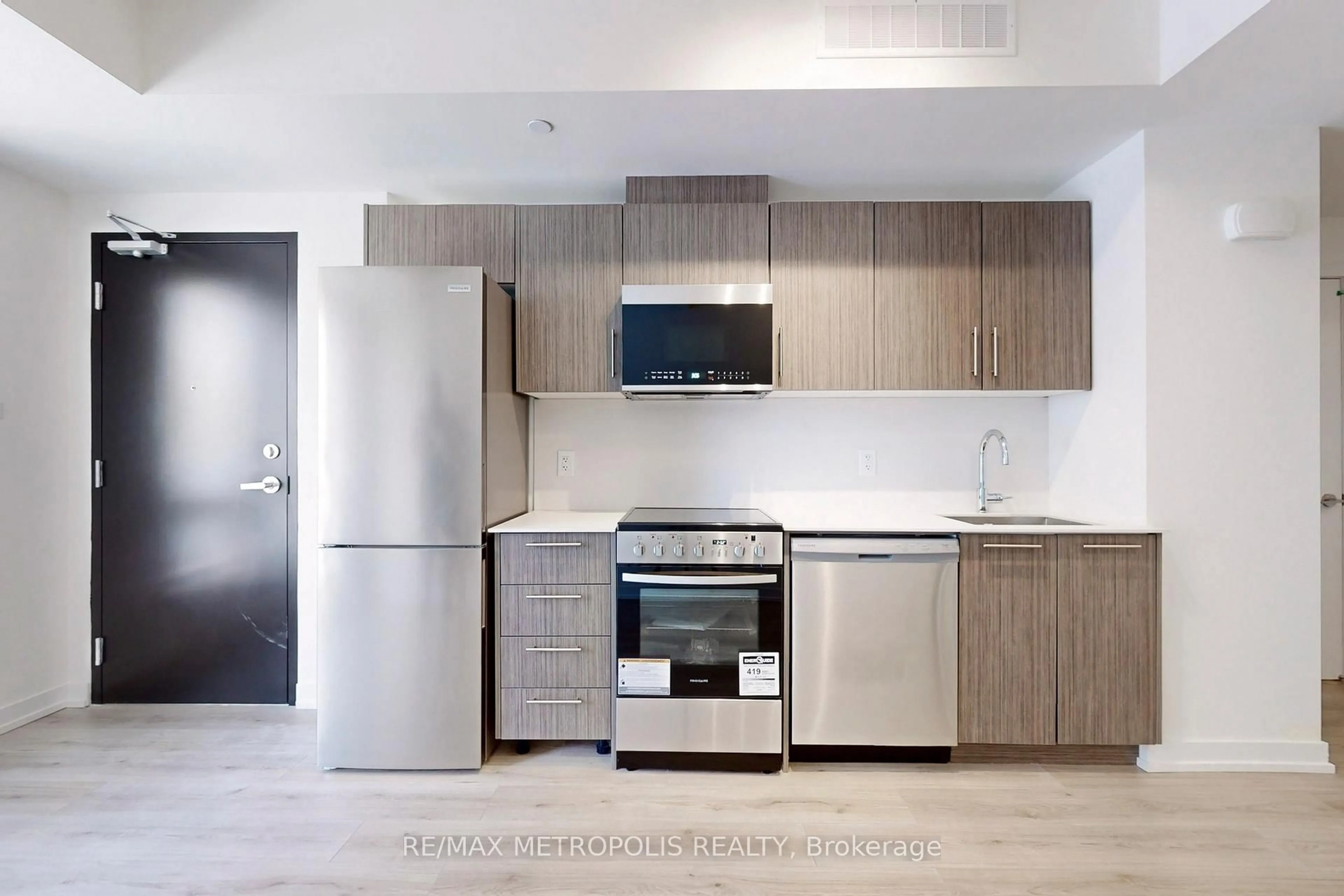 Standard kitchen, unknown for 871 Sheppard Ave #42, Toronto Ontario M3H 0E8