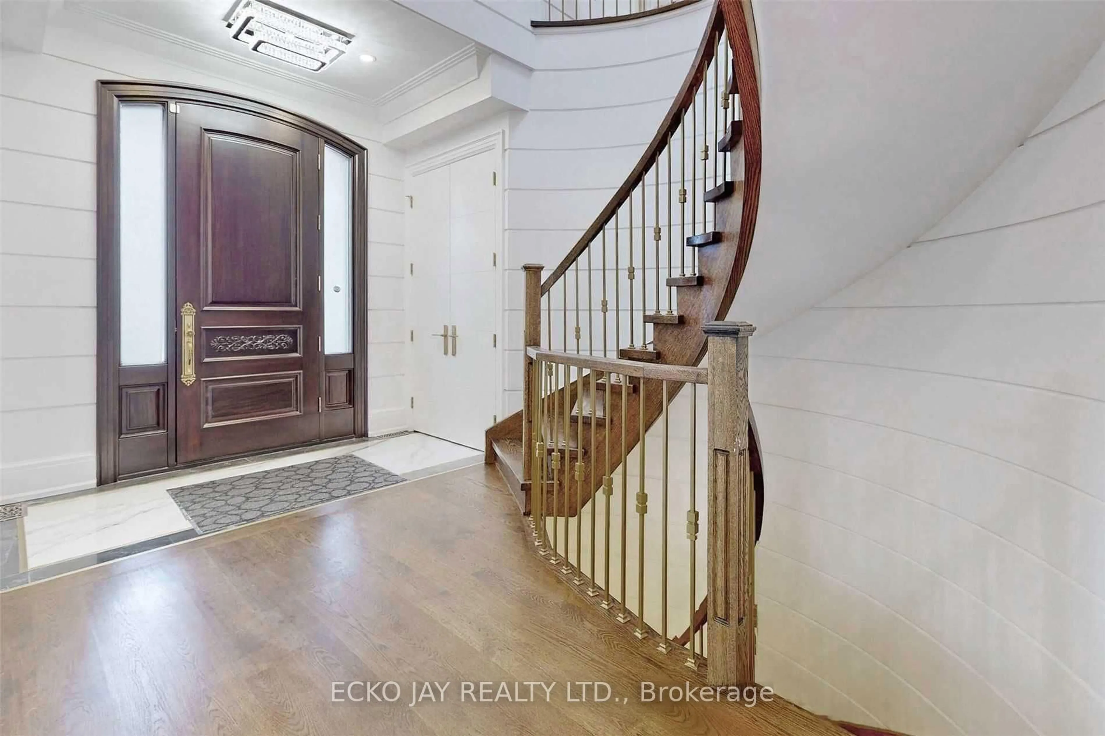 Indoor entryway for 10 Jocelyn Cres, Toronto Ontario M3B 1A2