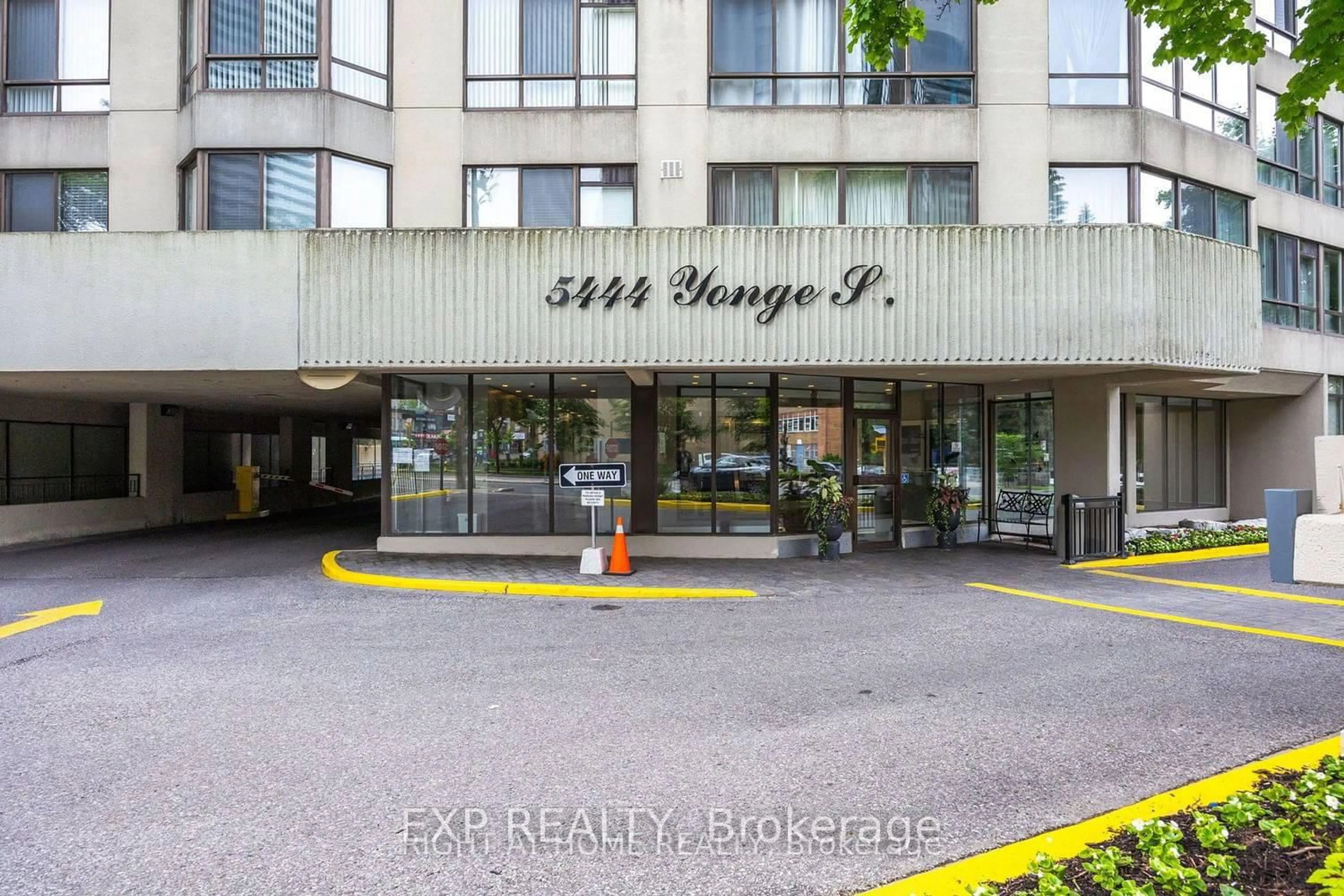 Indoor foyer for 5444 Yonge St #1204, Toronto Ontario M2N 6J4