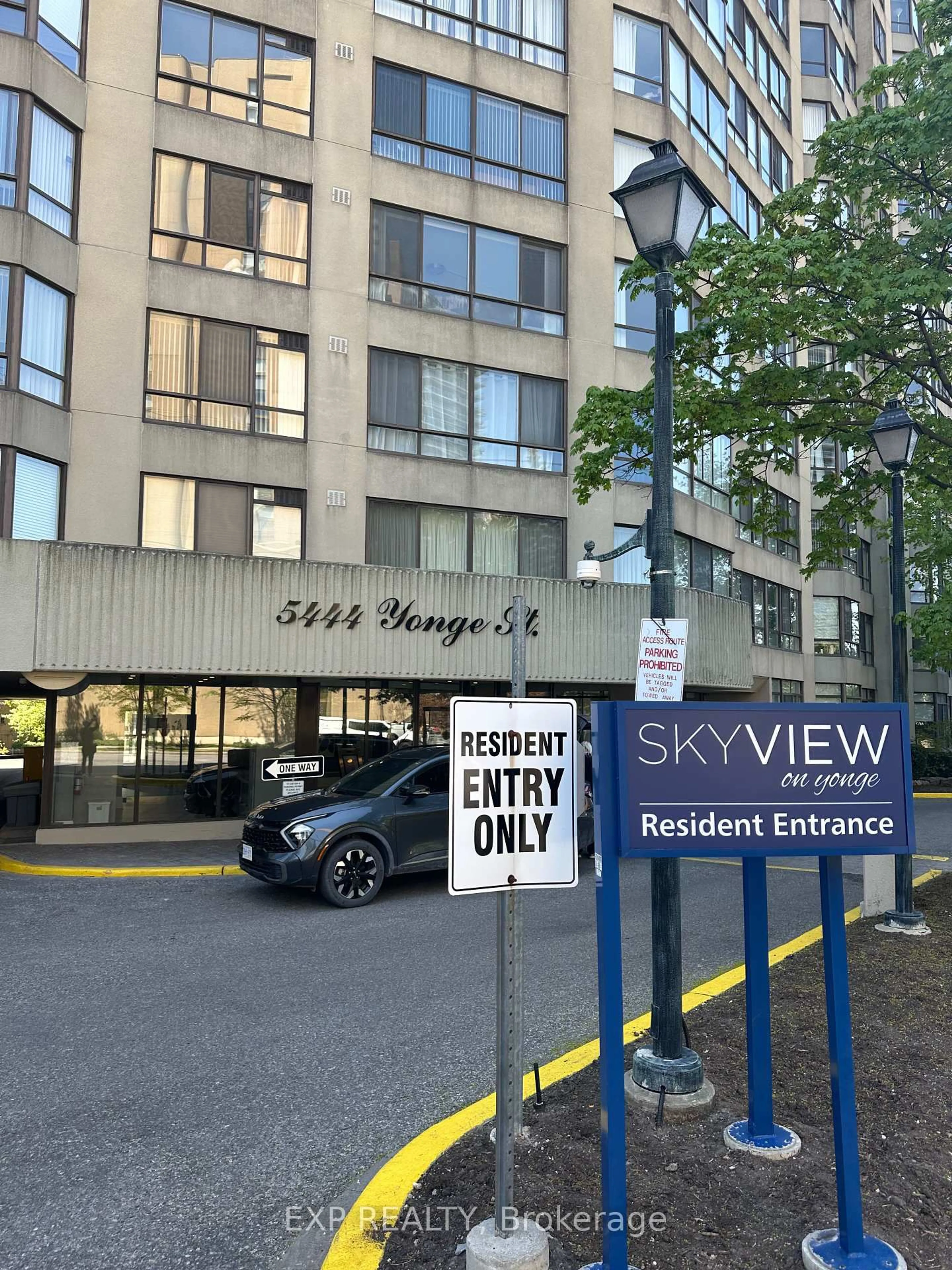 Indoor foyer for 5444 Yonge St #1204, Toronto Ontario M2N 6J4