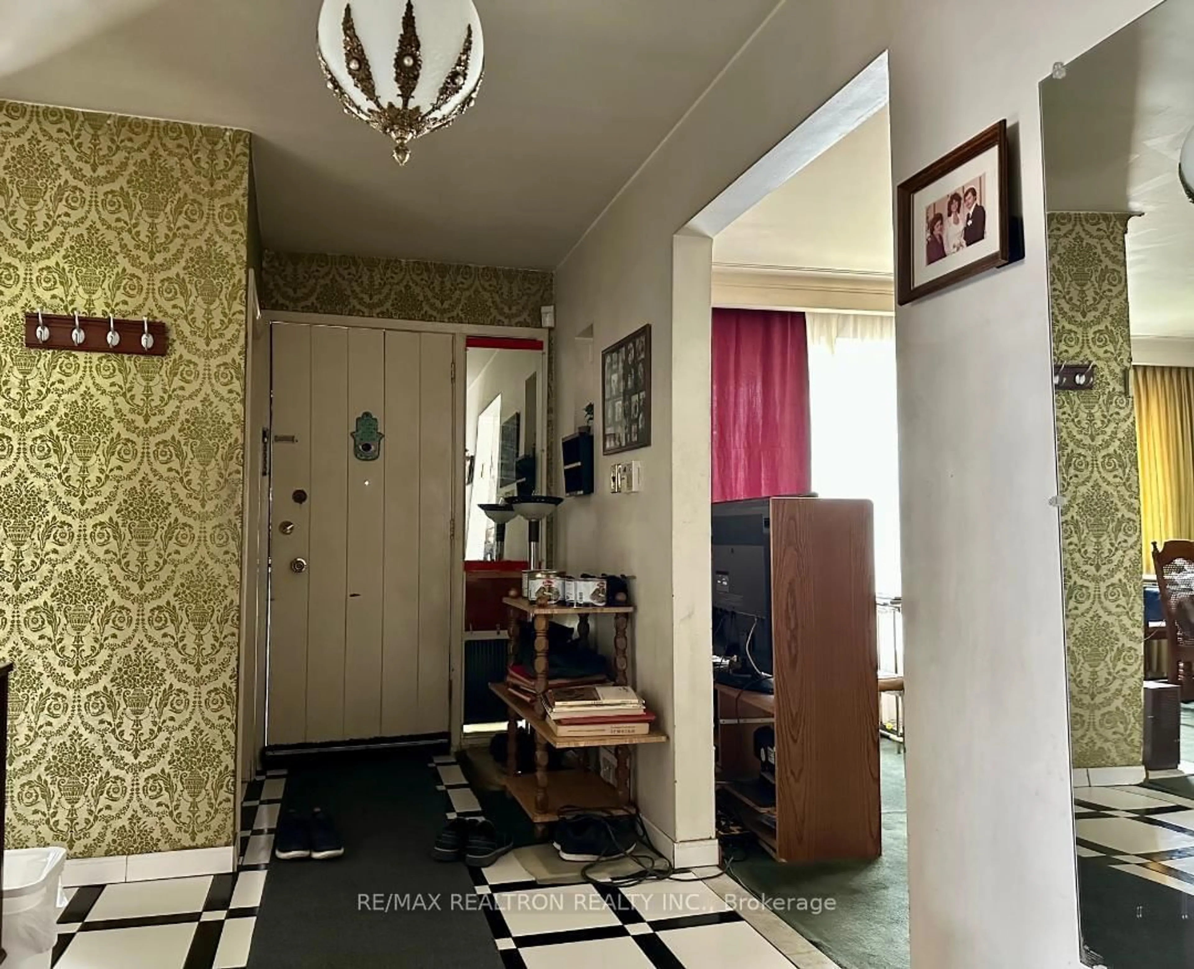 A pic of a room for 344 Pleasant Ave, Toronto Ontario M2R 2R4