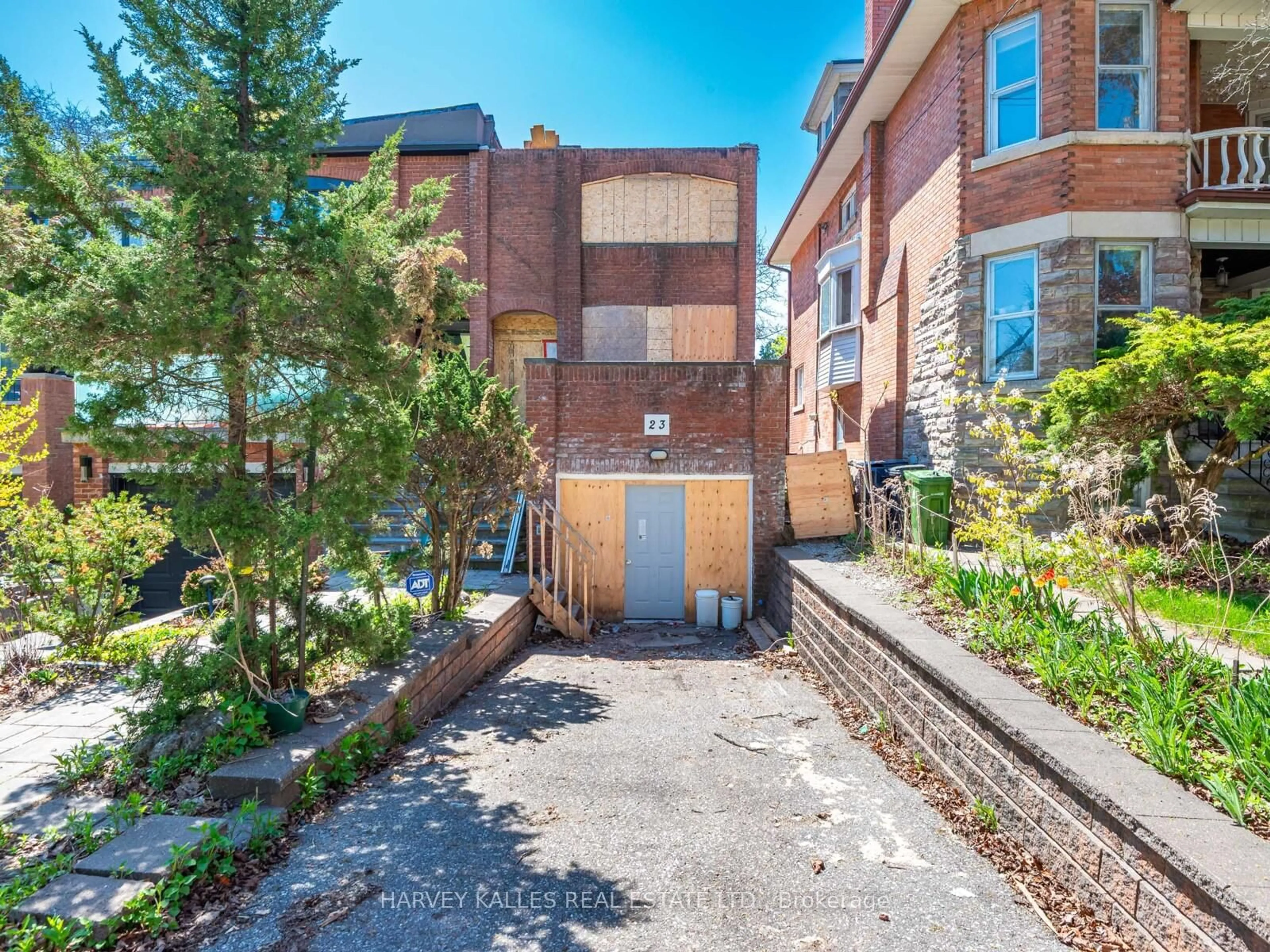 A pic from outside/outdoor area/front of a property/back of a property/a pic from drone, street for 23 Lonsdale Rd, Toronto Ontario M4V 1W4