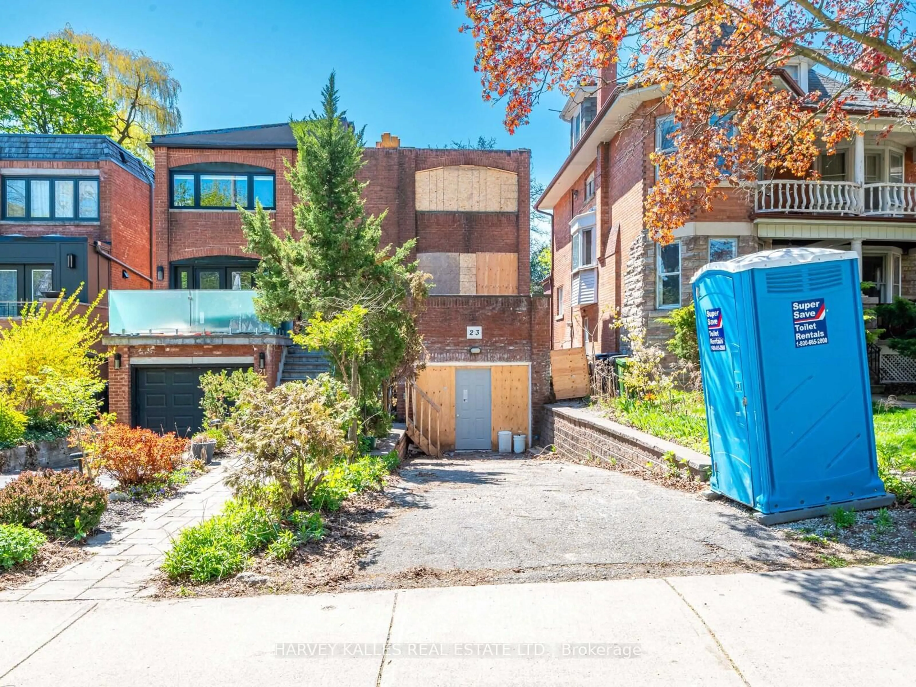 A pic from outside/outdoor area/front of a property/back of a property/a pic from drone, street for 23 Lonsdale Rd, Toronto Ontario M4V 1W4