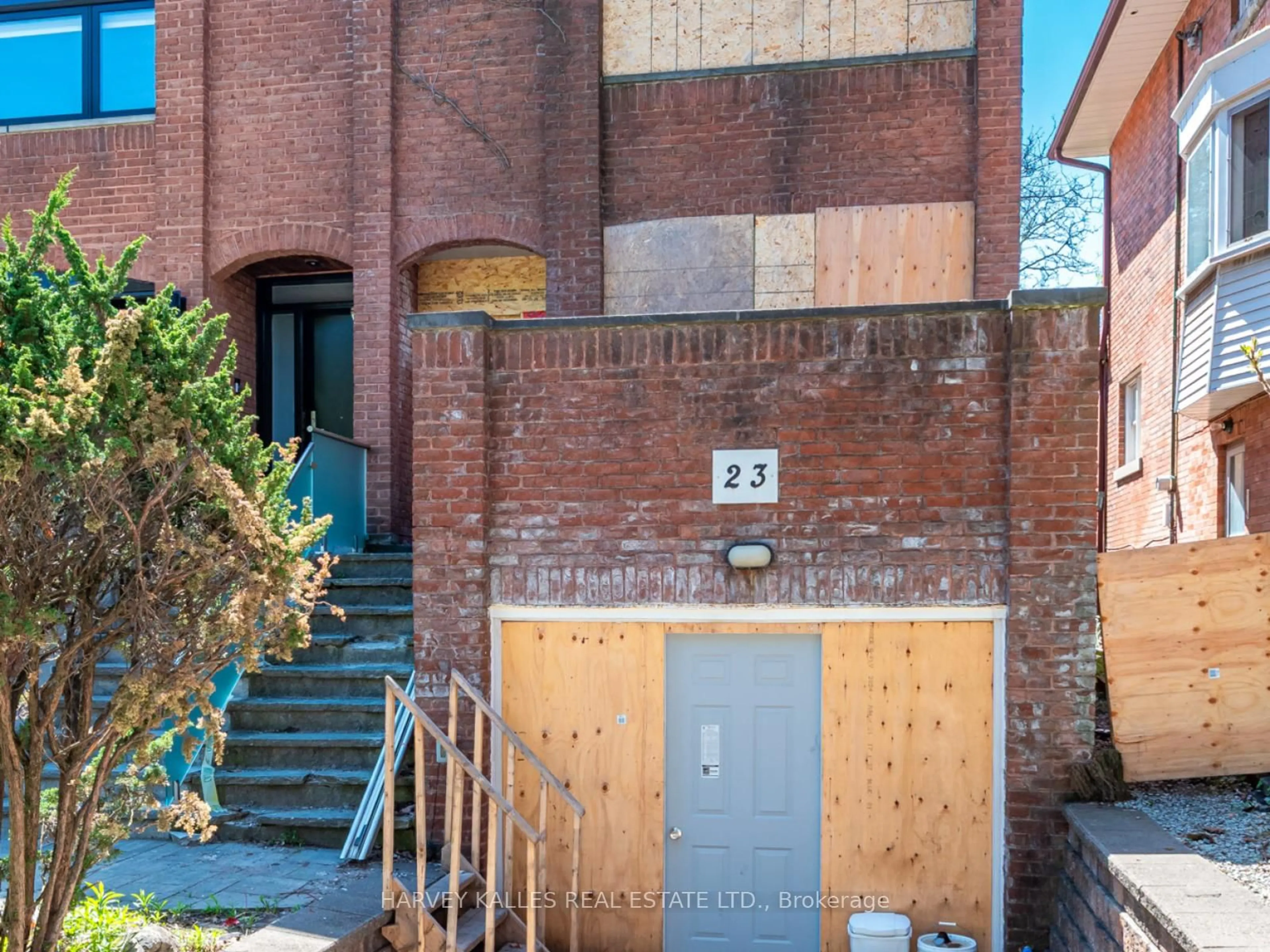 Indoor foyer for 23 Lonsdale Rd, Toronto Ontario M4V 1W4