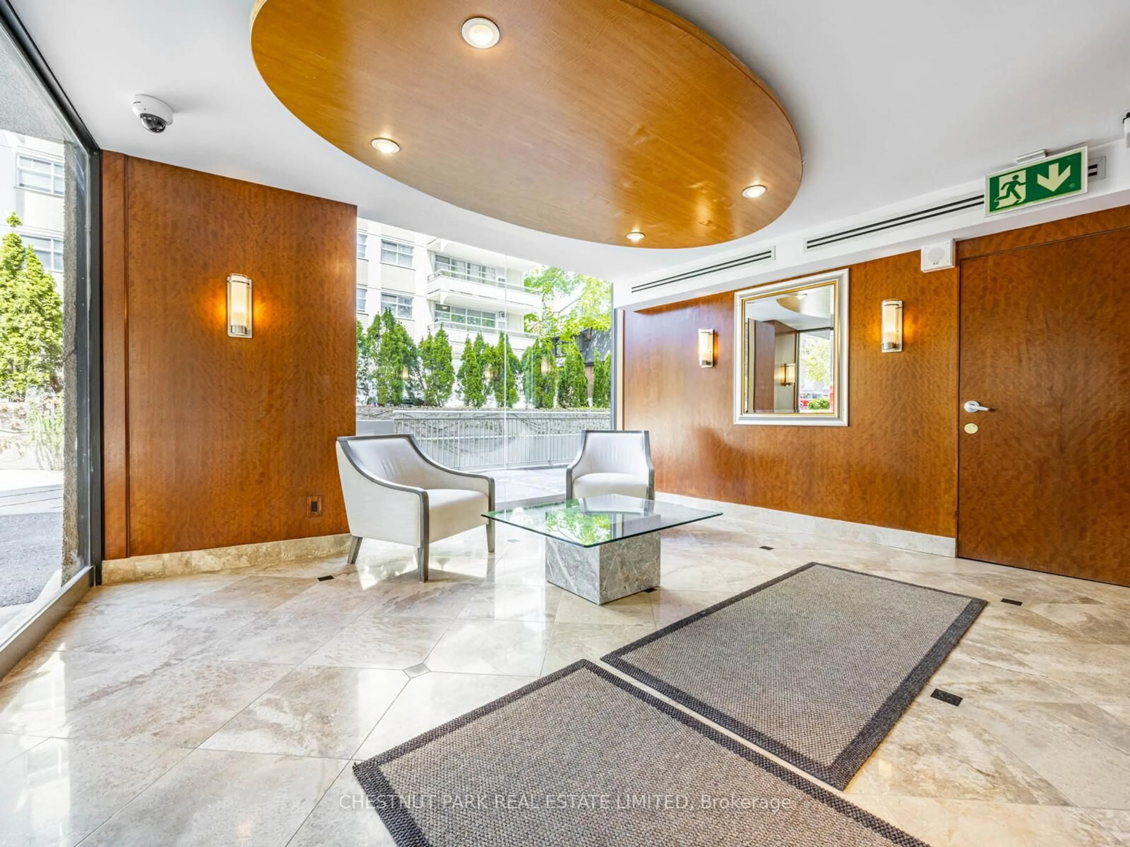 Indoor foyer for 423 Avenue Rd #8, Toronto Ontario M4V 2H7