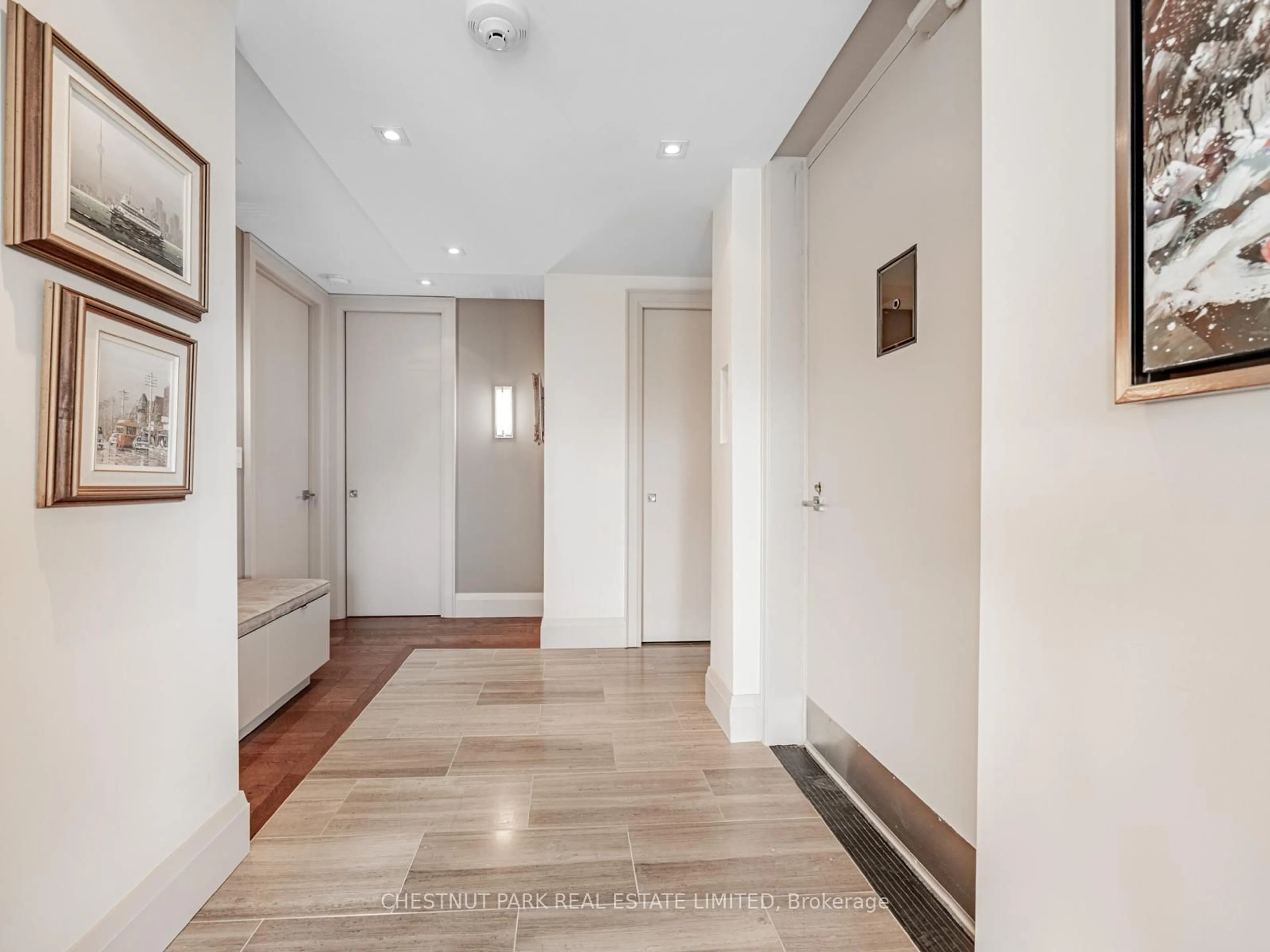 Indoor foyer for 423 Avenue Rd #8, Toronto Ontario M4V 2H7