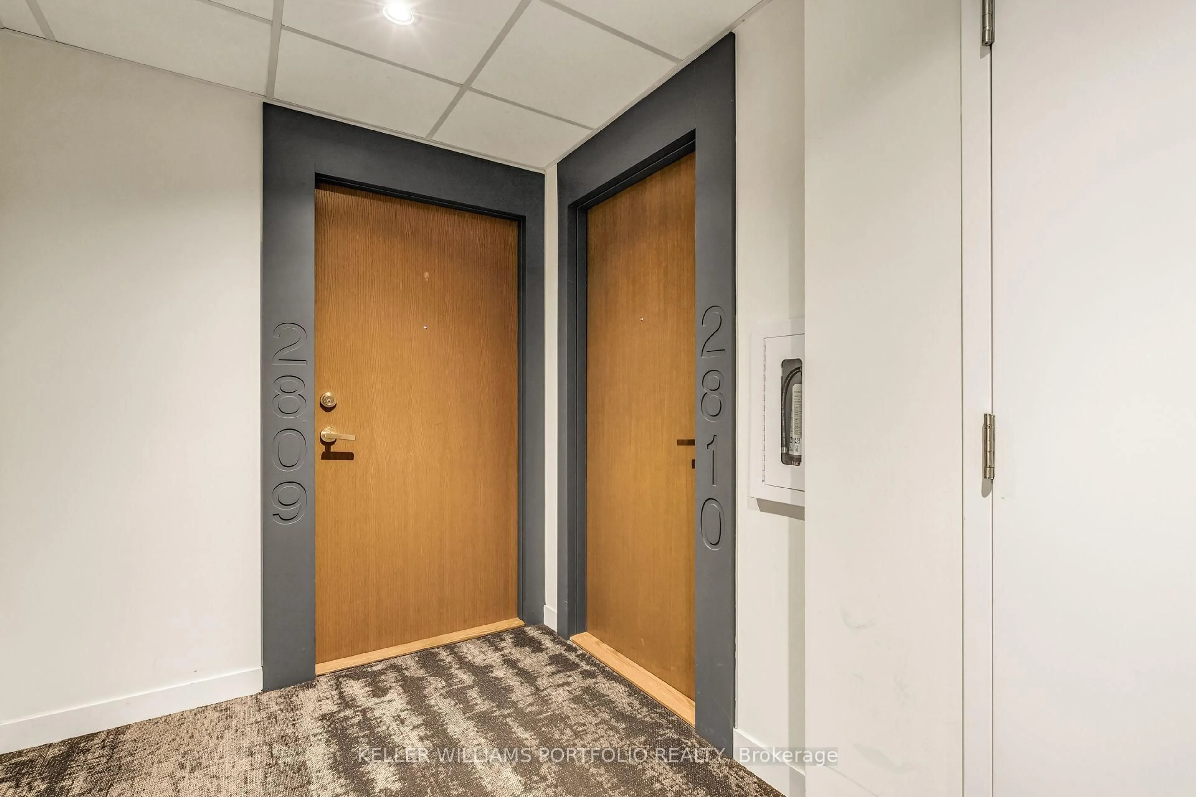 Indoor foyer for 20 Richardson St #2810, Toronto Ontario M5A 0S6