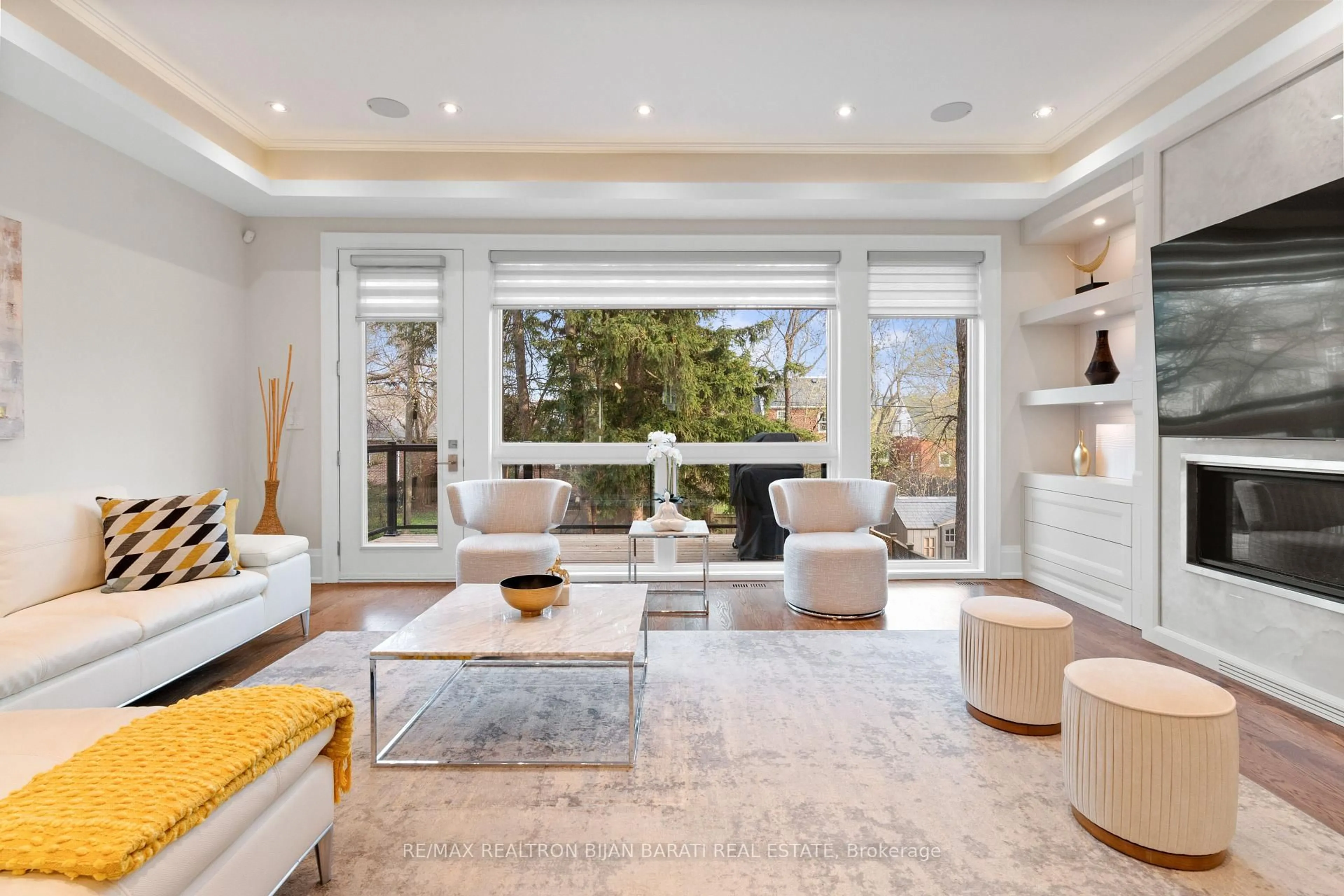 Living room with furniture, unknown for 109 Kingsdale Ave, Toronto Ontario M2N 3W5
