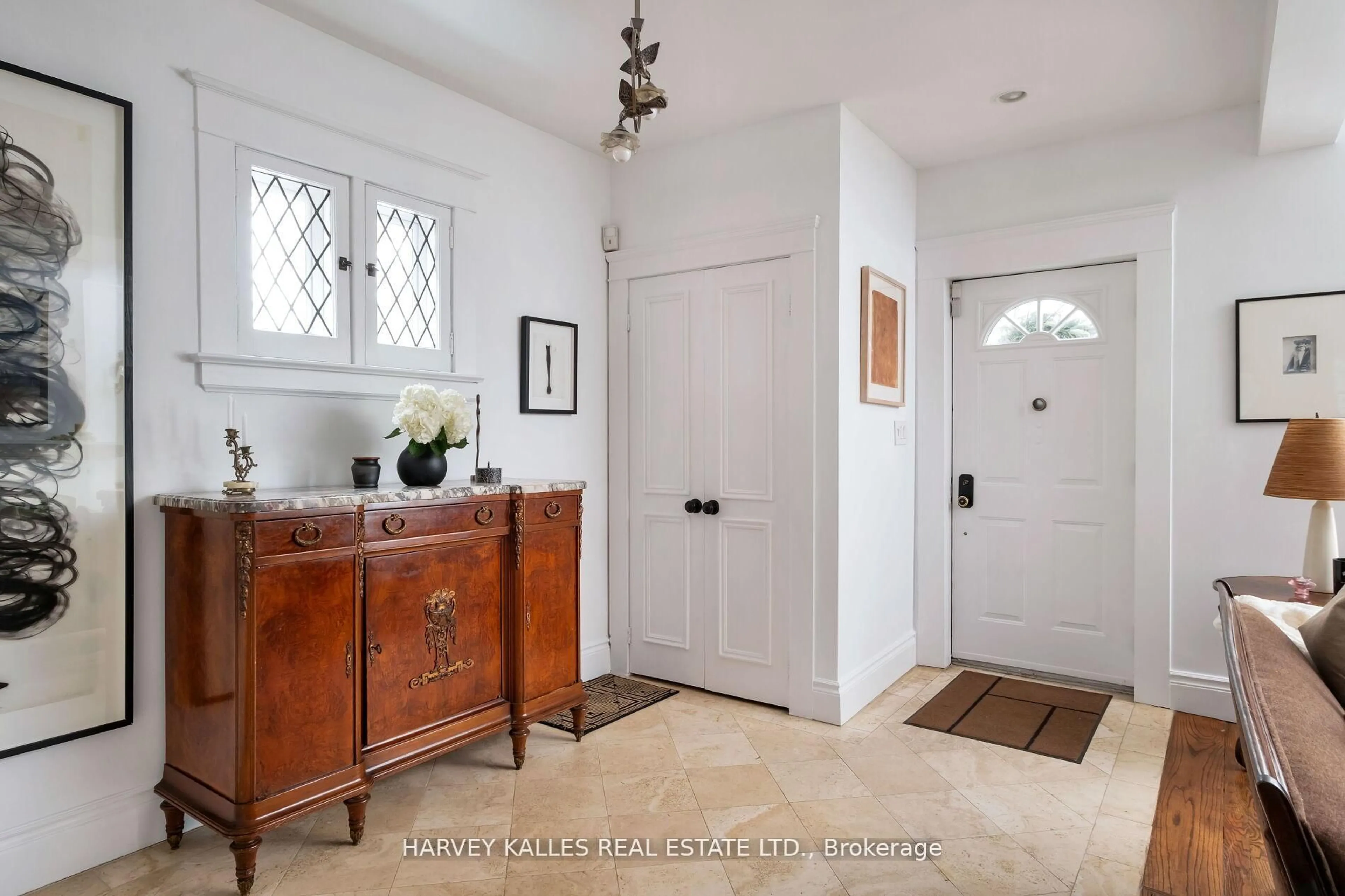 Indoor entryway for 296 Glen Rd, Toronto Ontario M4W 2X3