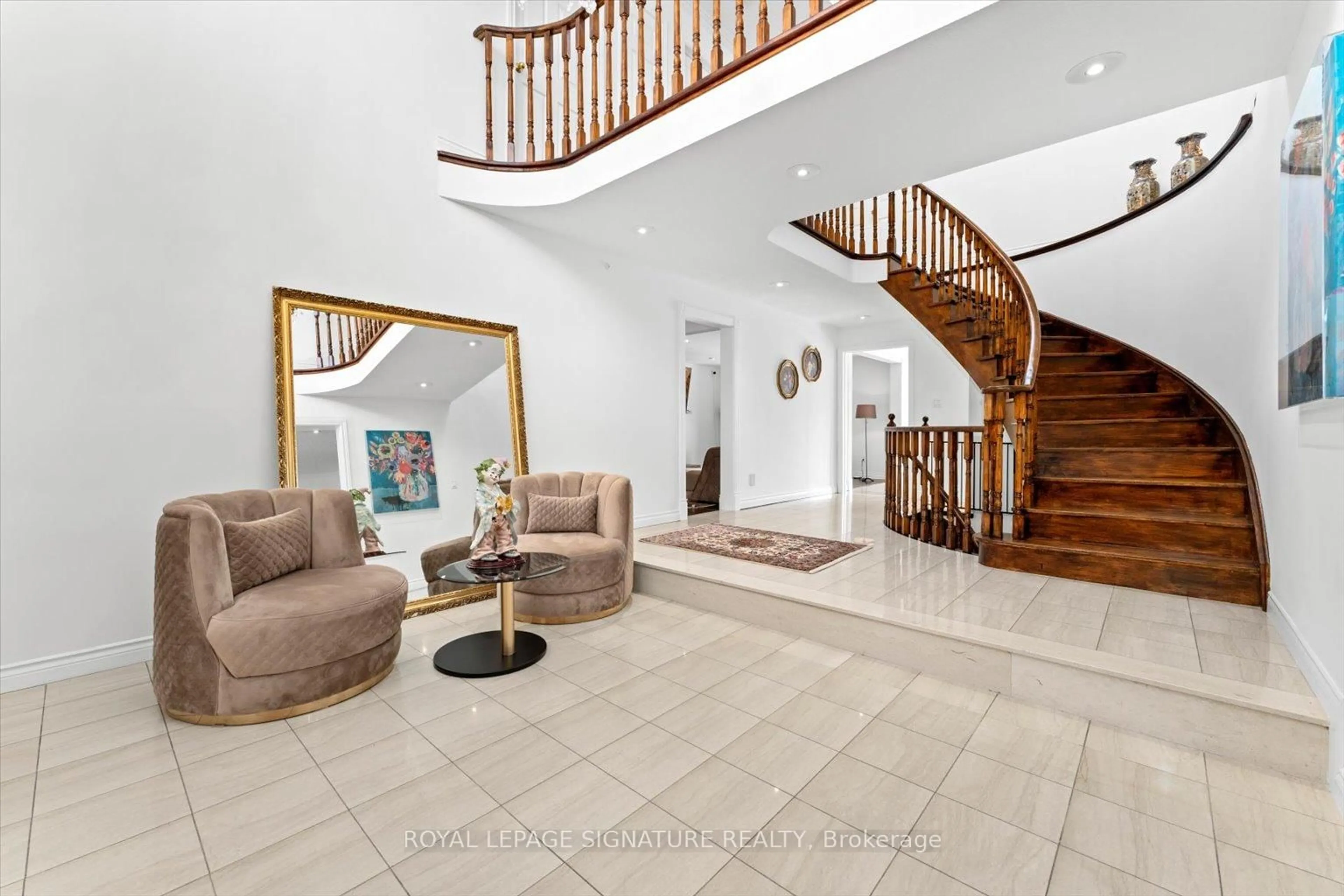 Indoor foyer for 89 Risebrough Ave, Toronto Ontario M2M 2E2