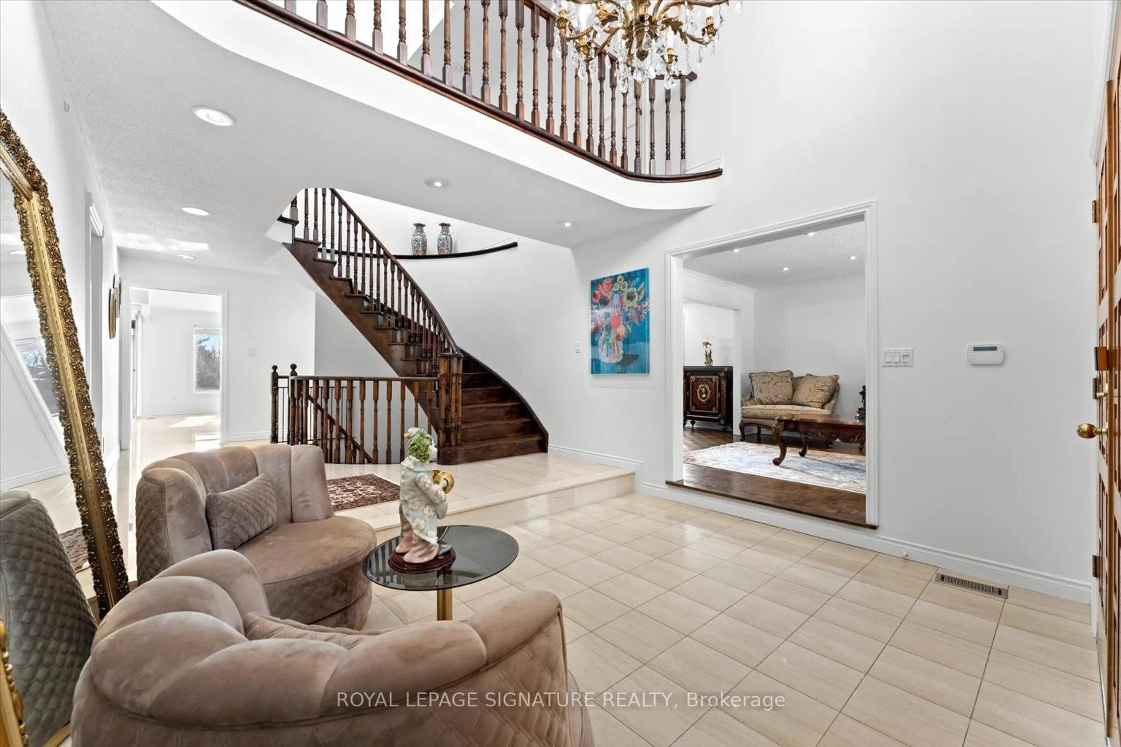 Indoor foyer for 89 Risebrough Ave, Toronto Ontario M2M 2E2