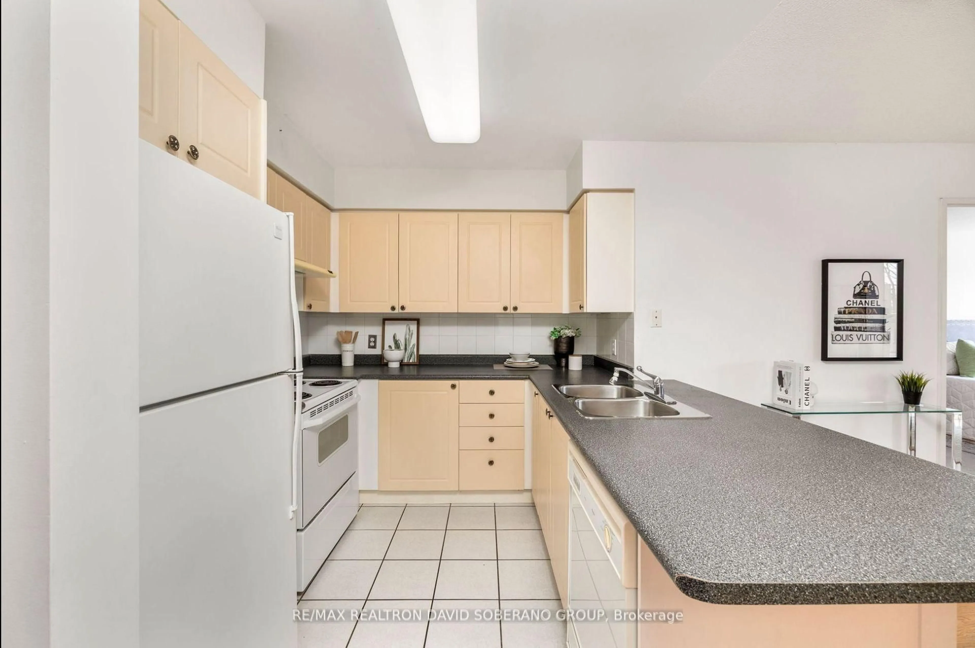 Standard kitchen, unknown for 256 Doris Ave #507, Toronto Ontario M2N 6X8