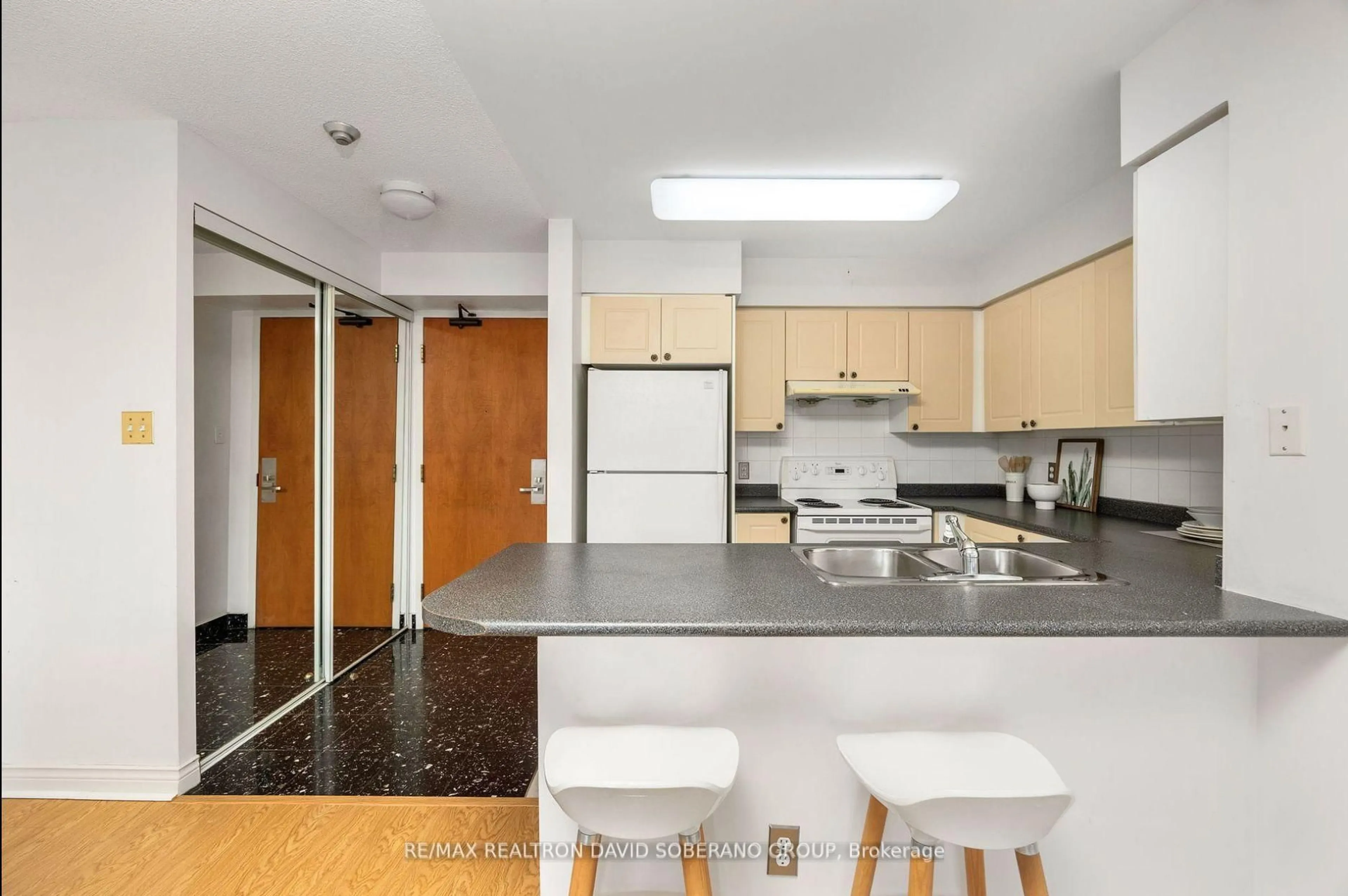 Standard kitchen, unknown for 256 Doris Ave #507, Toronto Ontario M2N 6X8