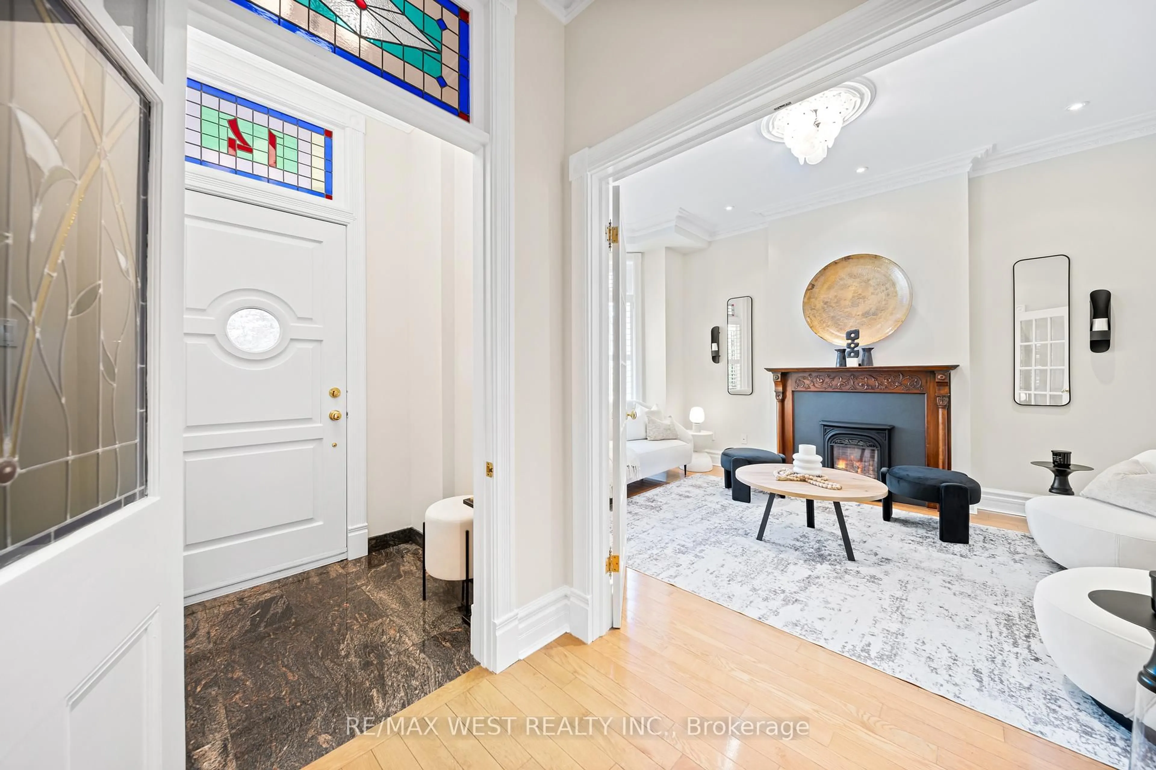Indoor entryway for 14 Shannon St, Toronto Ontario M6J 2E7