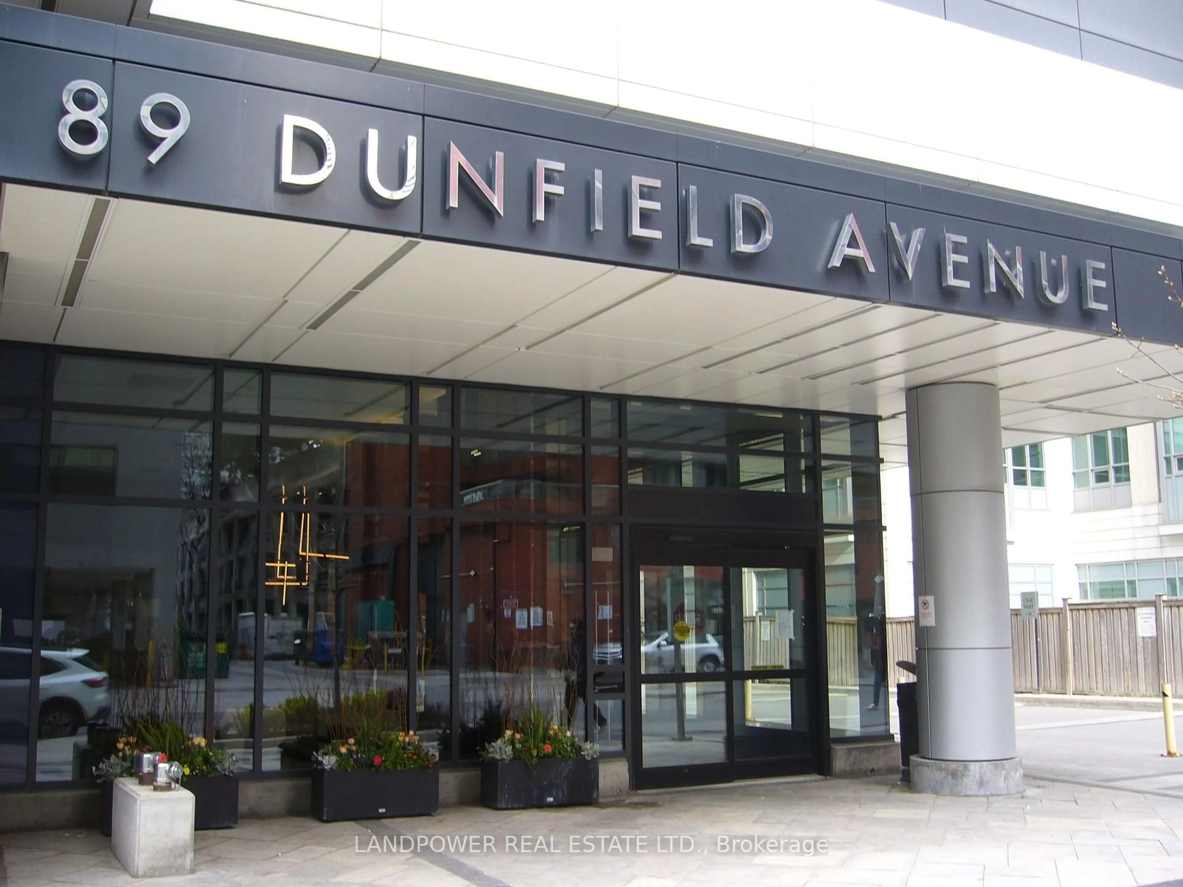Indoor foyer for 89 Dunfield Ave #1704, Toronto Ontario M4S 0A4