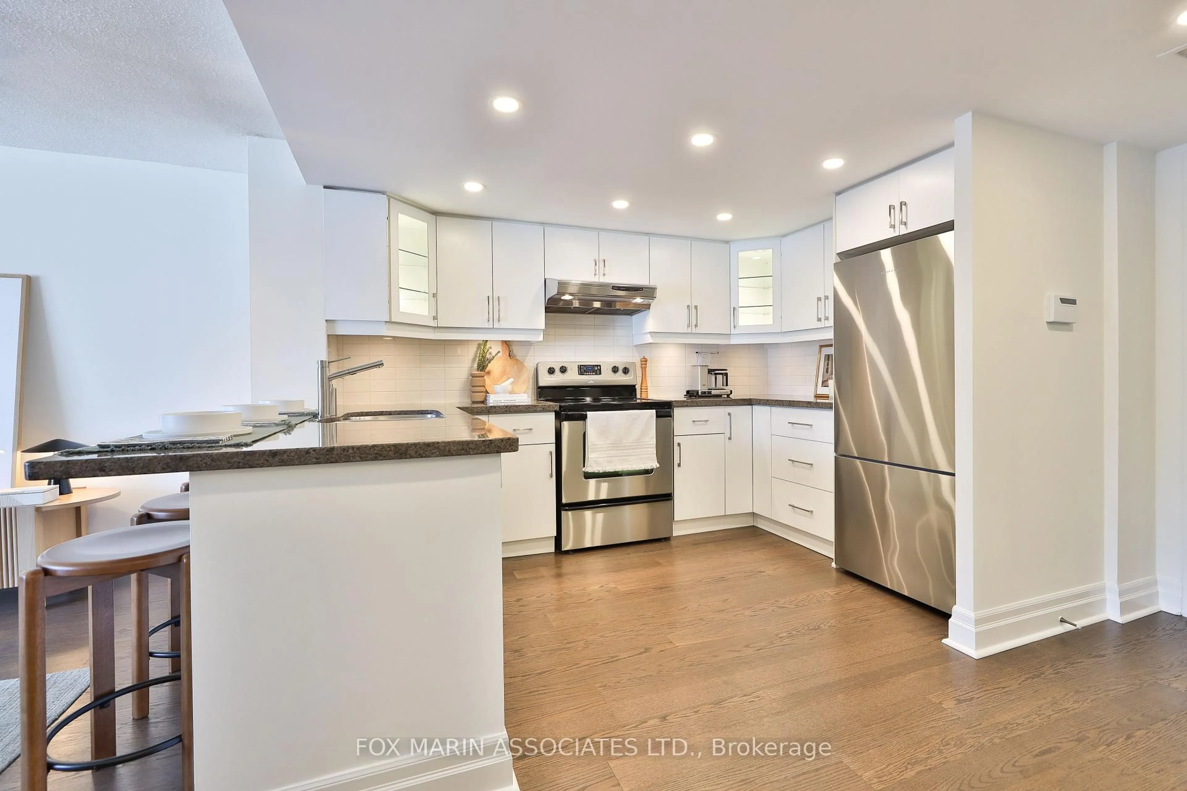 Open concept kitchen, ceramic/tile floor for 701 King St #1013, Toronto Ontario M5V 2W7