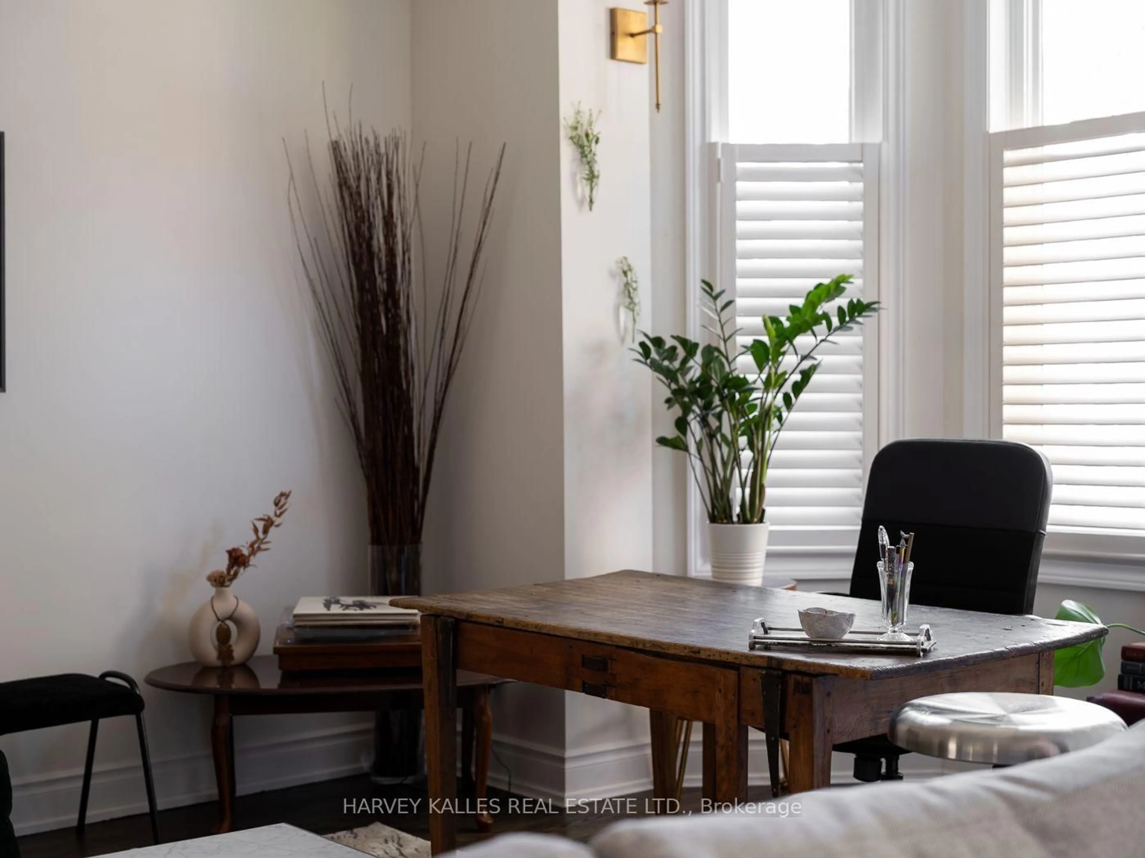 Dining room, wood/laminate floor for 161 Euclid Ave, Toronto Ontario M6J 2J8