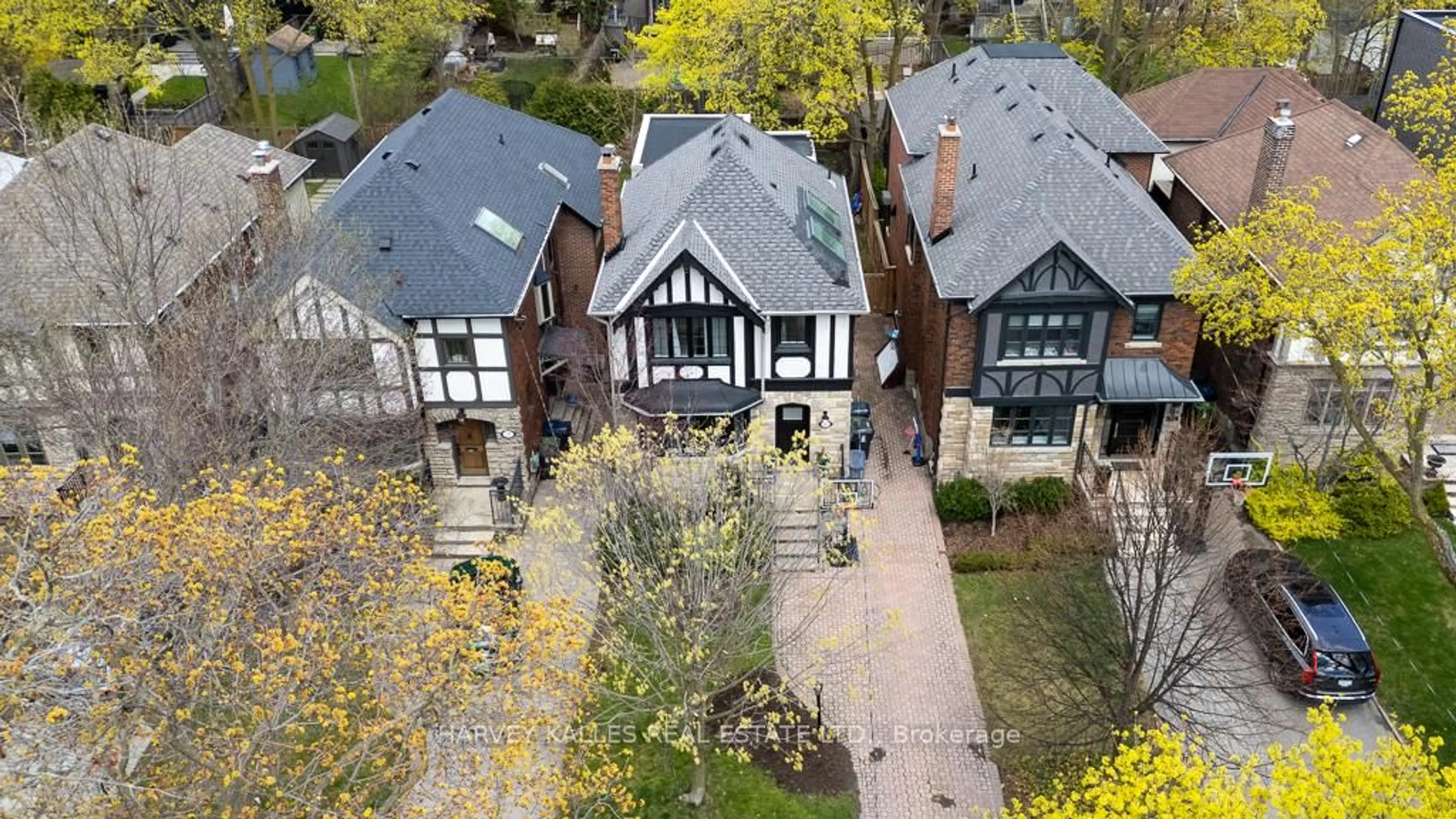 A pic from outside/outdoor area/front of a property/back of a property/a pic from drone, street for 516 St Clements Ave, Toronto Ontario M5N 1M4