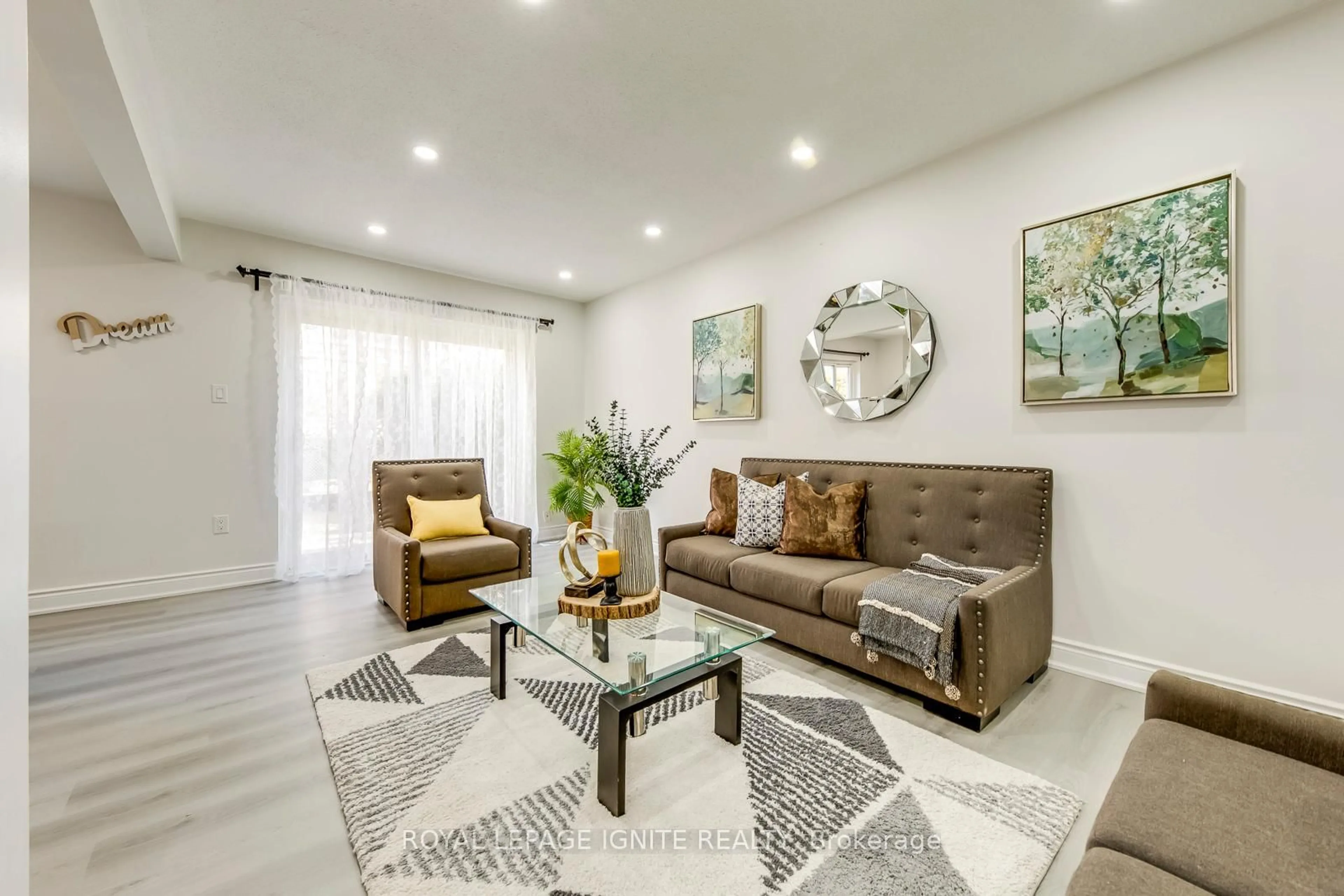 Living room with furniture, unknown for 10 Leith Hill Rd #4, Toronto Ontario M2J 1Z2